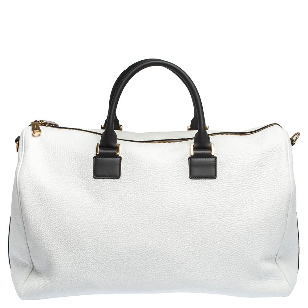 Featuring a structured body, this Weekender bag from Fendi, crafted with smooth white leather, is a travel must-have for all your weekend getaways. It has a sturdy built with a spacious fabric-lined interior that houses a zipped pocket. It is