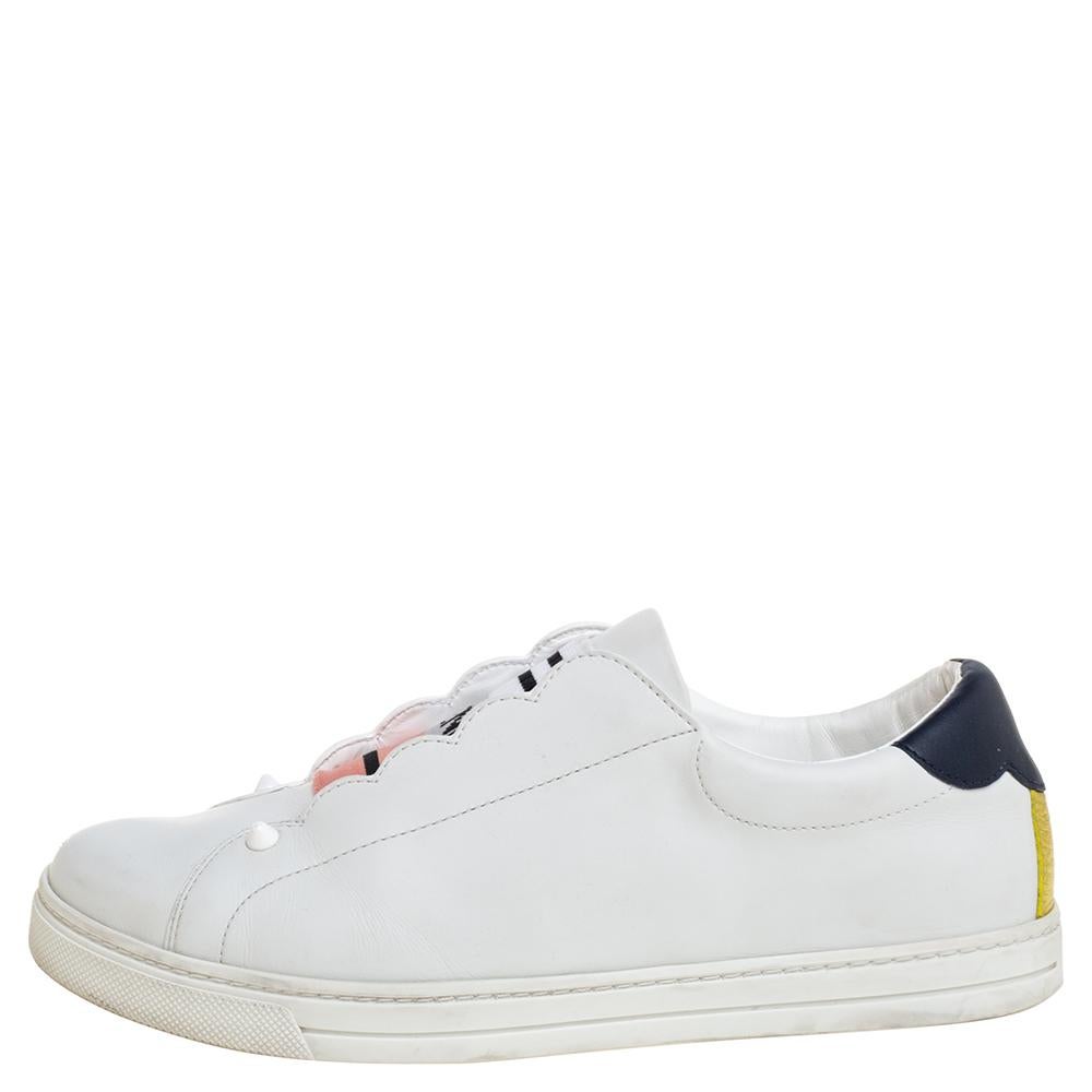 Fendi White Leather Scalloped Low-Top Sneakers Size 38 In Good Condition In Dubai, Al Qouz 2