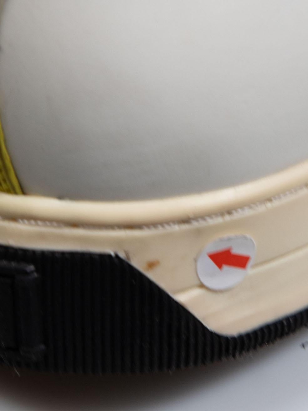 Fendi Slip-On-Turnschuhe aus weißem Leder mit silbernen Nieten Größe UK 7,5 im Angebot 3
