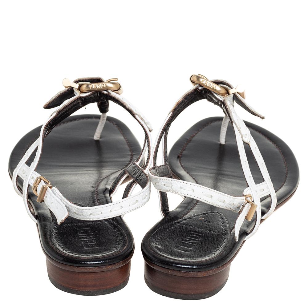 Fendi White Leather T-Strap Flat Sandals Size 39 In Good Condition In Dubai, Al Qouz 2