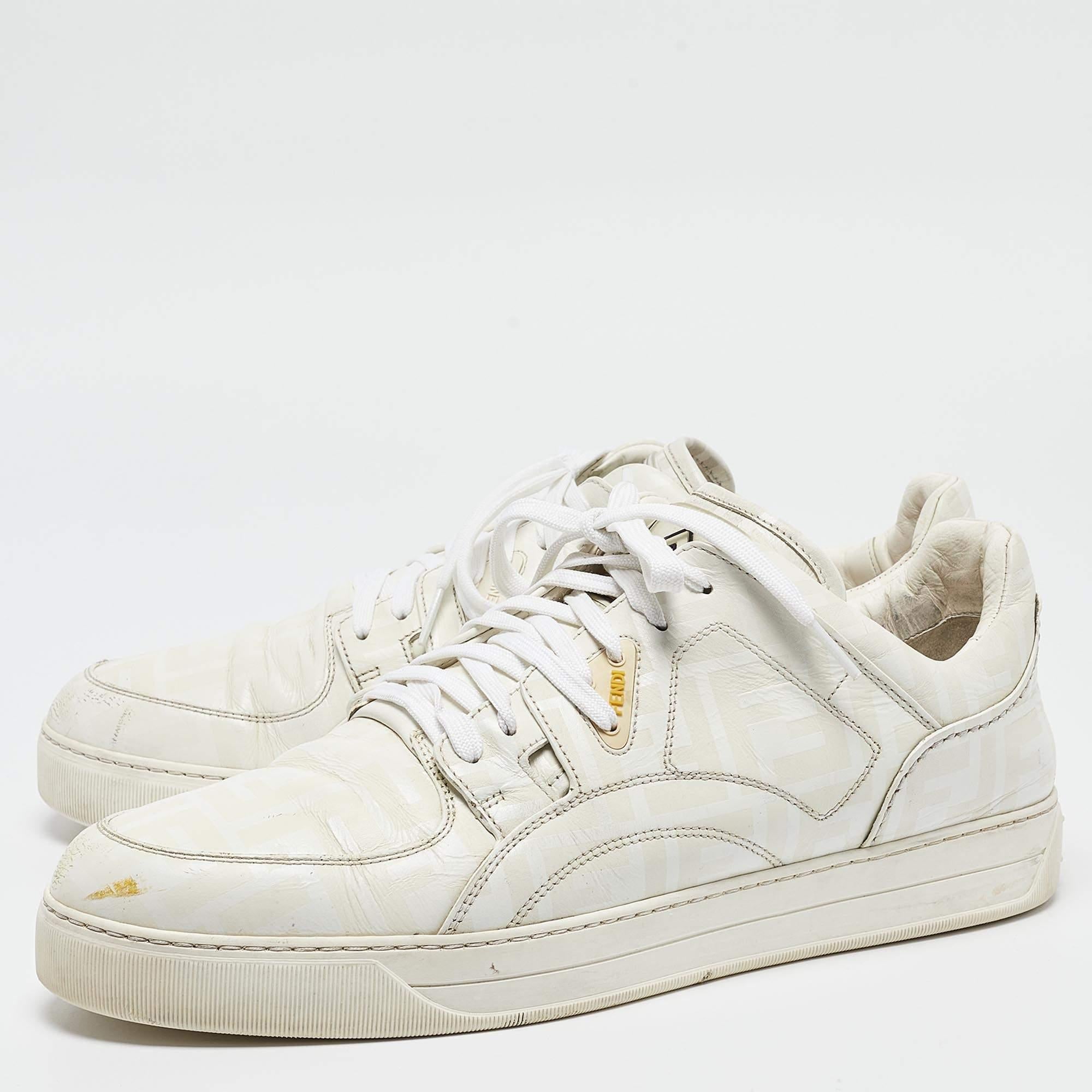 Verleihen Sie Ihrem Outfit ein luxuriöses Update mit diesem Paar Fendi Sneakers. Die Schuhe sind perfekt genäht, so dass Sie in ihnen lange Zeit eine gute Figur machen.