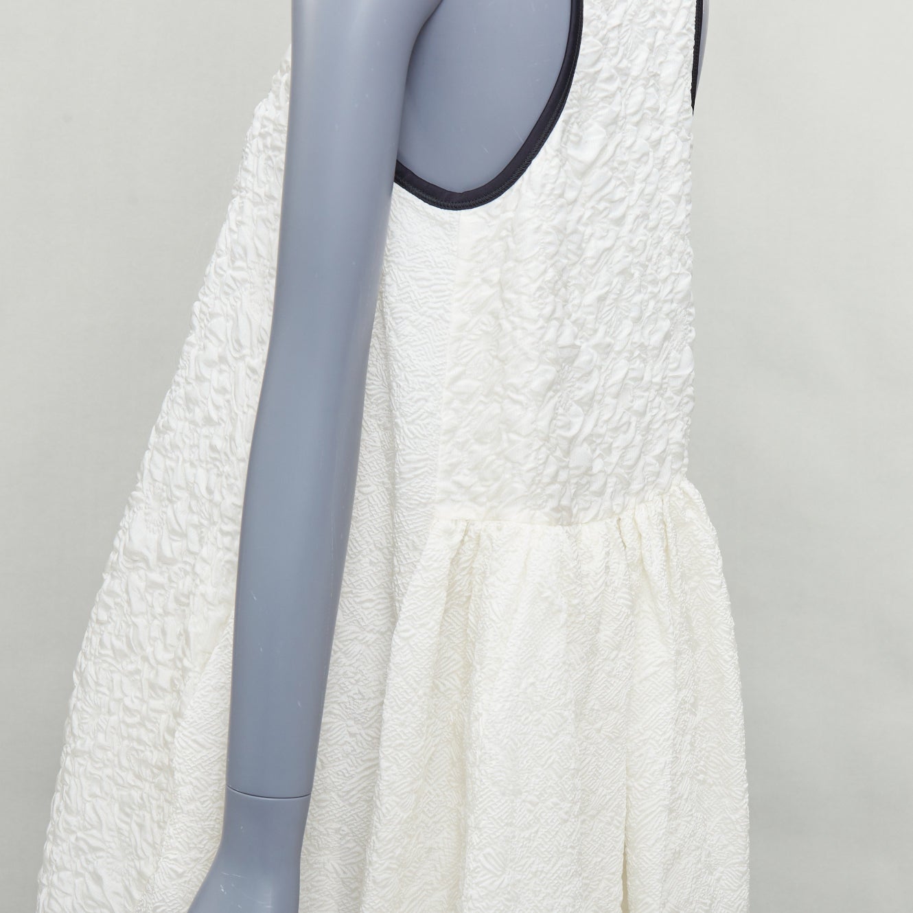 FENDI white pink black silk blend cloque babydoll tent dress IT38 XS
Reference: NKLL/A00262
Brand: Fendi
Material: Silk, Blend
Color: Cream, Pink
Pattern: Solid
Closure: Slip On
Lining: Cream Silk
Extra Details: Silk lined. Gathers at back.
Made in: