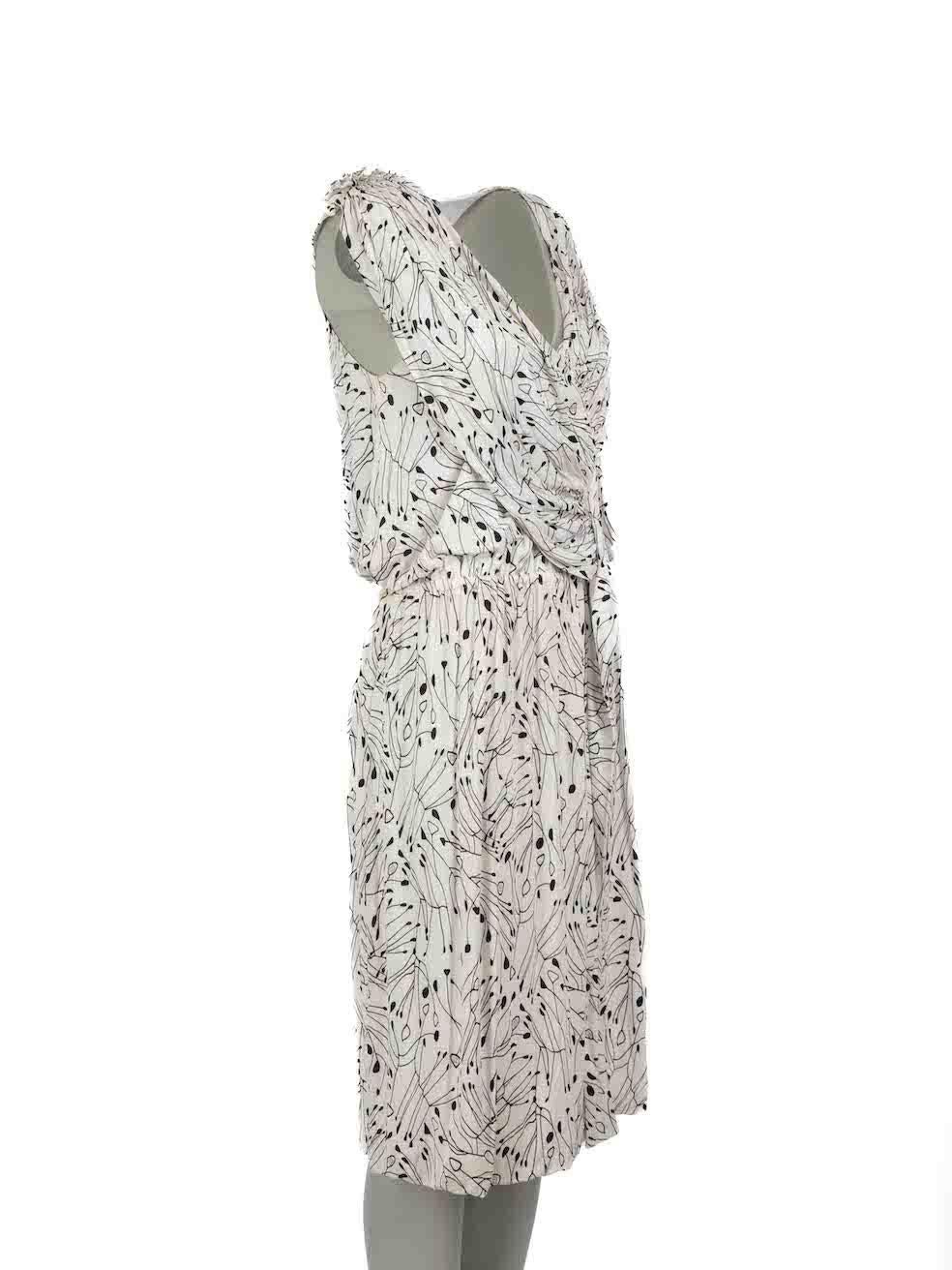 CONDITION is Very good. Minimal wear to dress is evident. Minimal wear to the underarms and the rear neckline lining with discoloured marks on this used Fendi designer resale item.
 
Details
White
Synthetic
Midi dress
Patterned
V