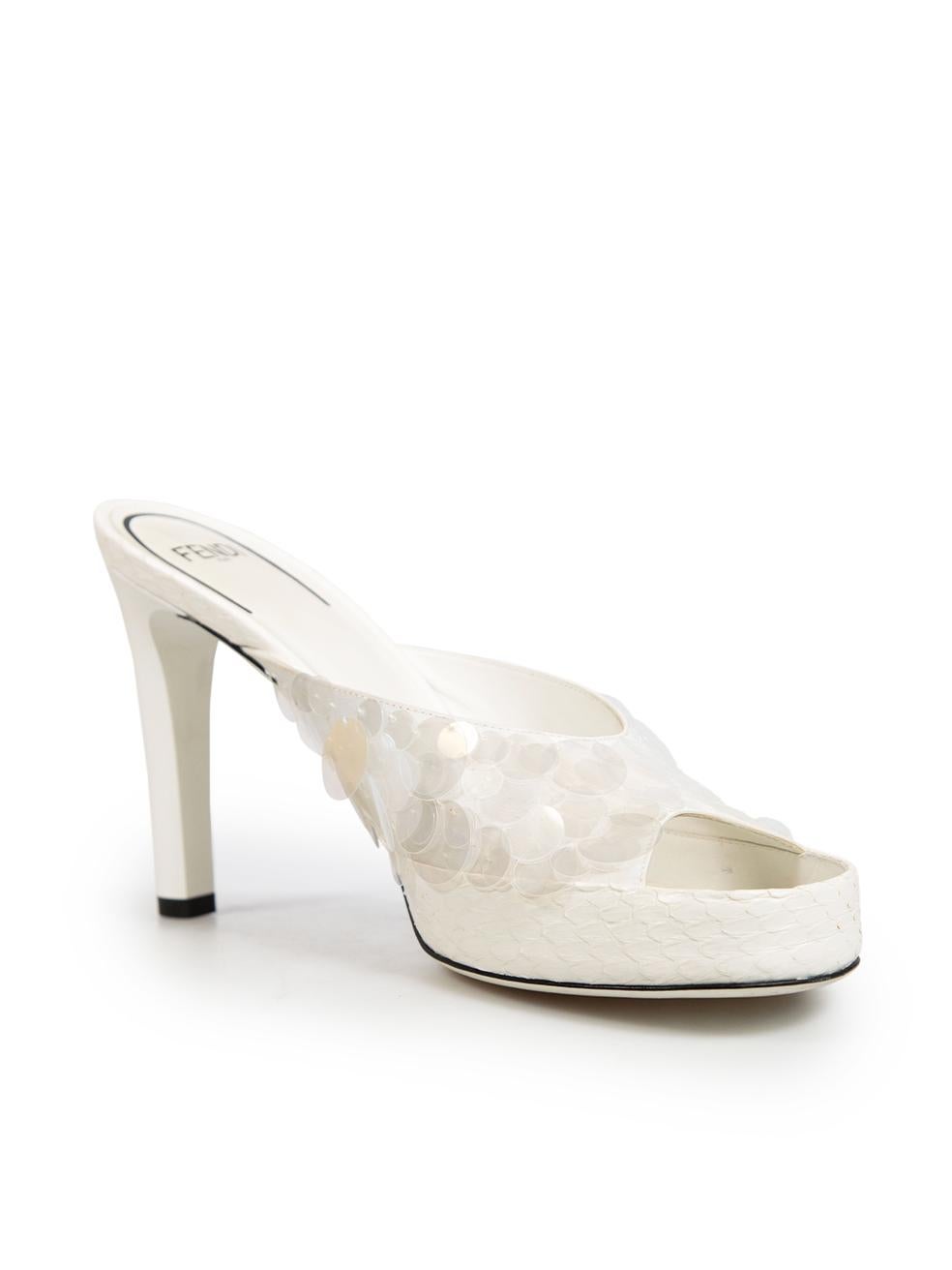 L'ÉTAT est très bon. L'usure des talons est minime. Légères marques de décoloration sur les semelles intérieures des deux chaussures, sur le côté gauche et sur la tige du talon de la chaussure gauche sur cet article de revente de designer Fendi