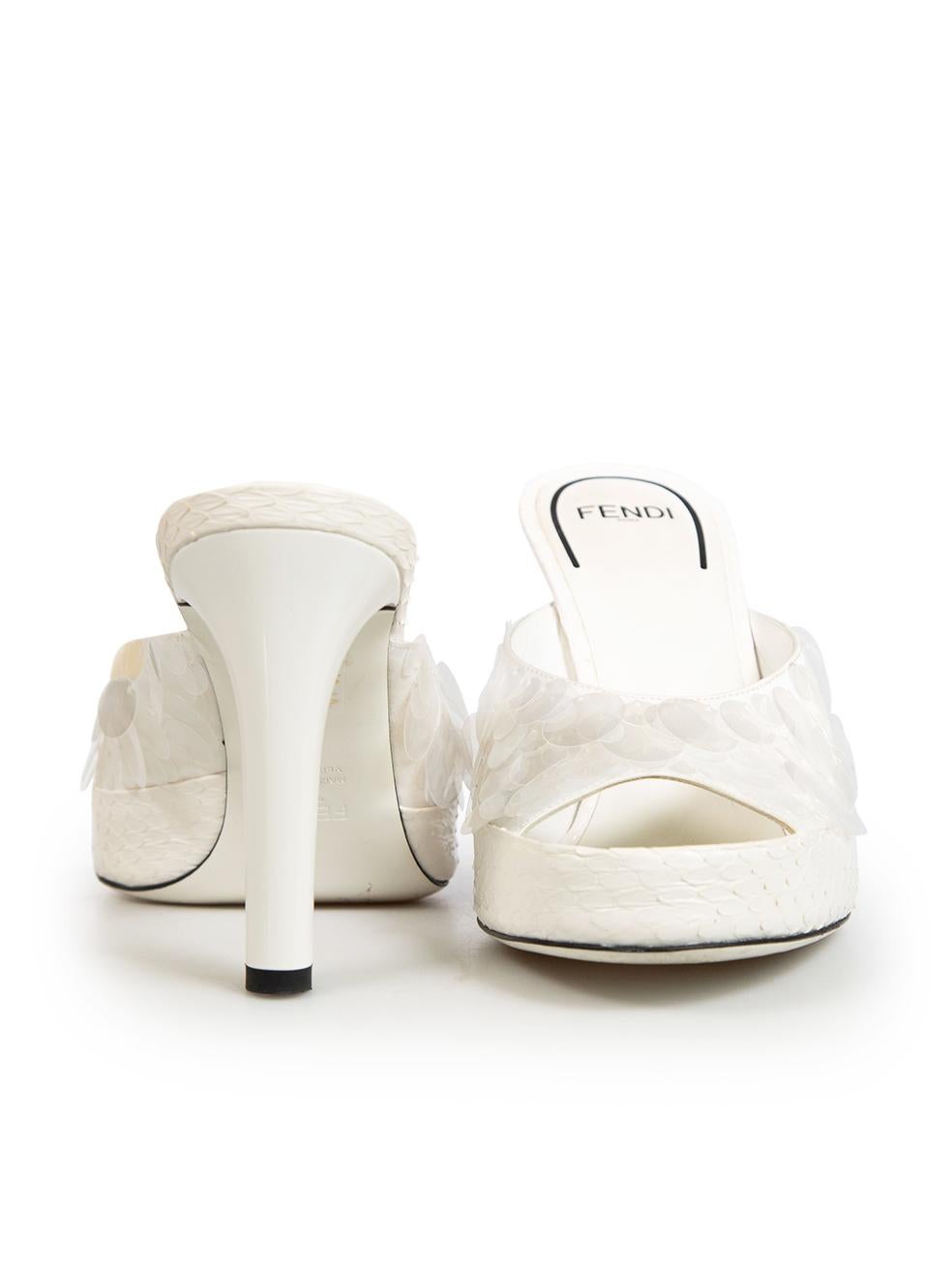 Blanc Mules blanches ornées de sequins Fendi, taille IT 39