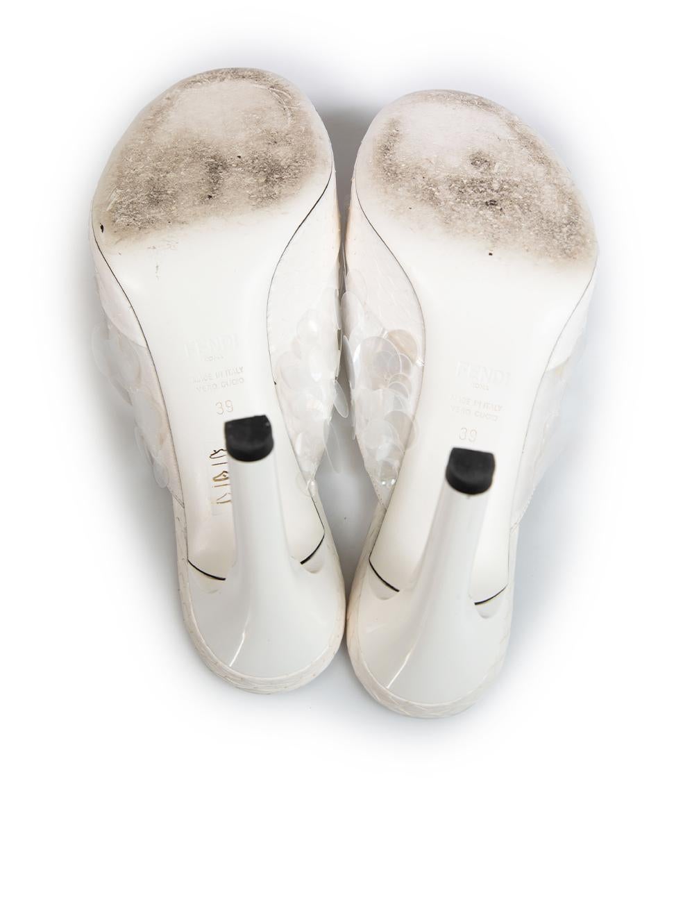 Mules blanches ornées de sequins Fendi, taille IT 39 Bon état à London, GB