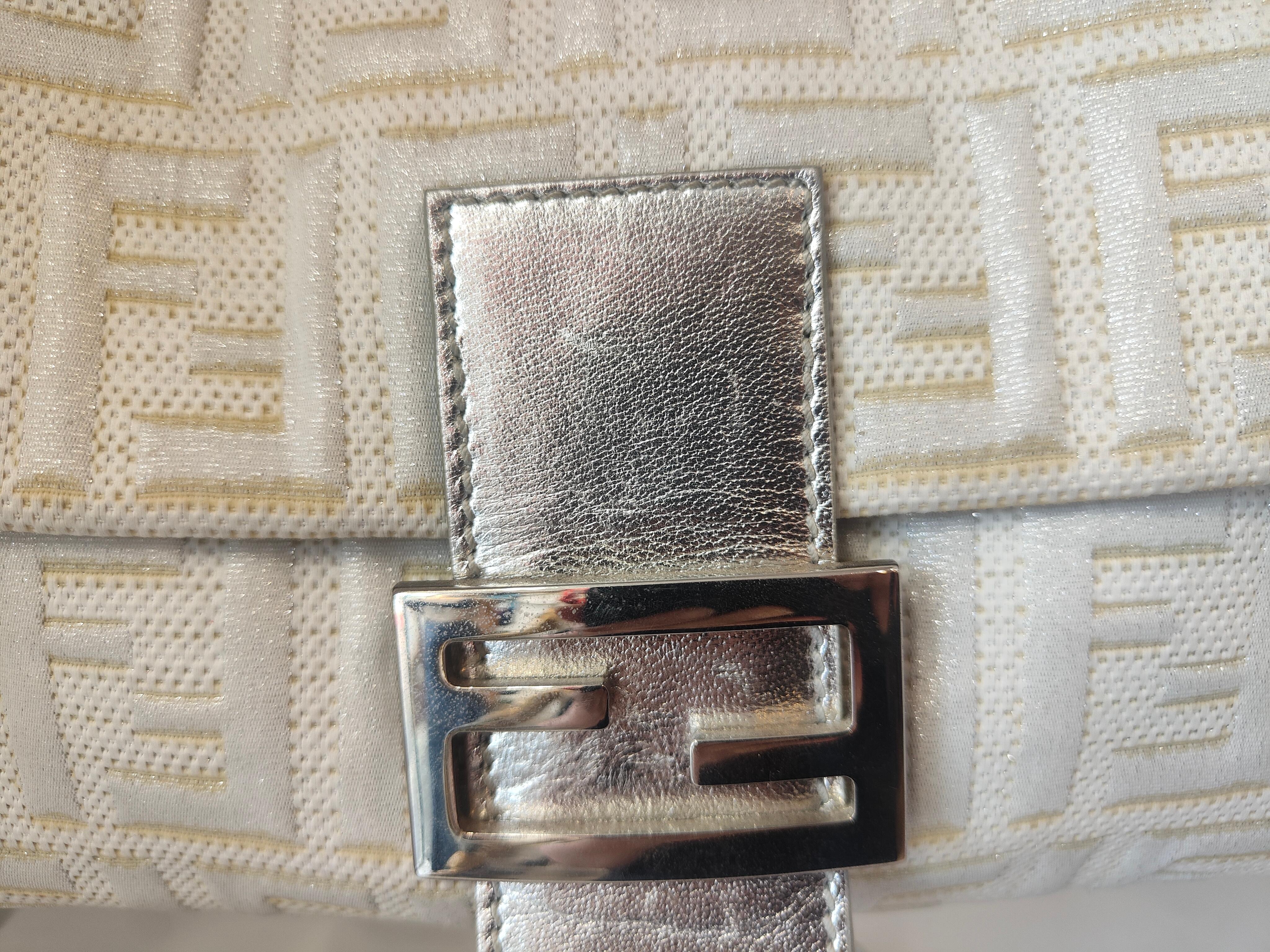 Fendi White Silver Limited Edition Baguette Bag (Grau) im Angebot