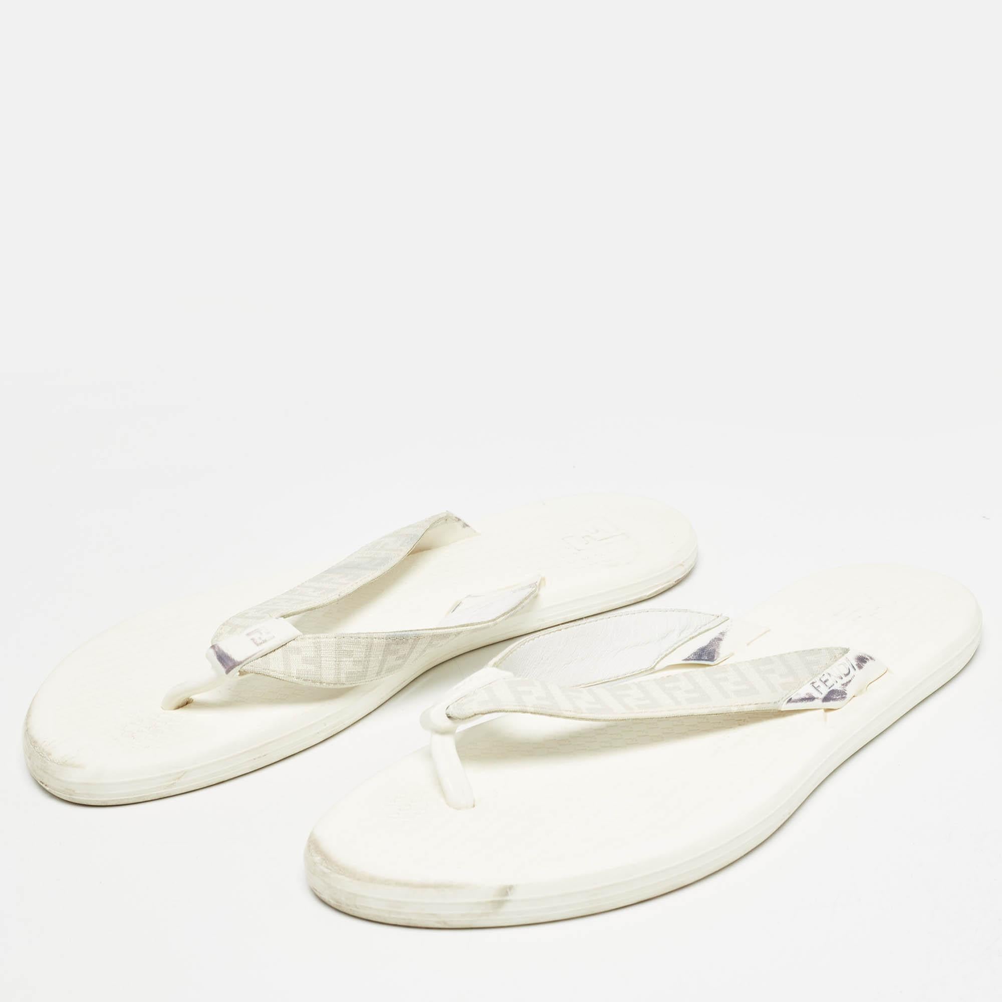Ces sandales encadreront vos pieds de manière élégante. Fabriquées à partir de matériaux de qualité, elles affichent un design élégant et des semelles intérieures confortables.