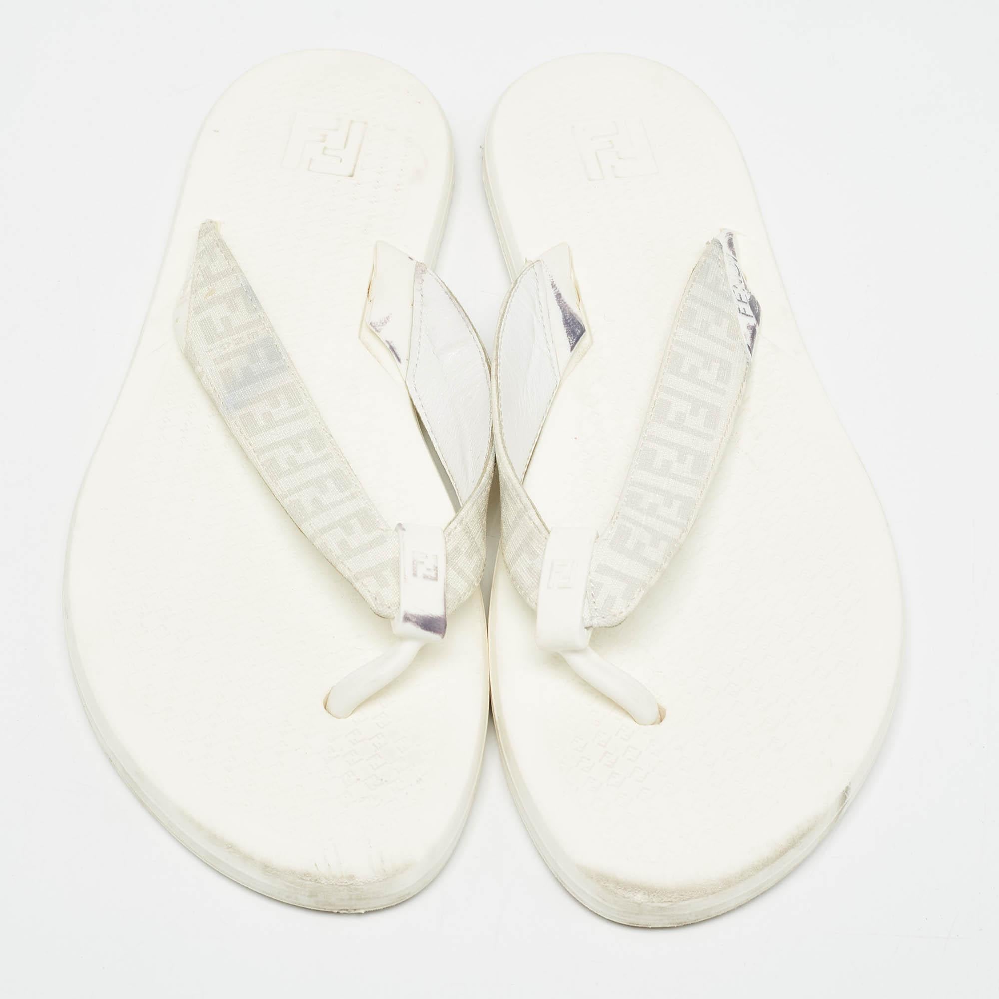 Blanc Sandales Thong blanches en toile enduite Zucca Fendi, taille  45 en vente
