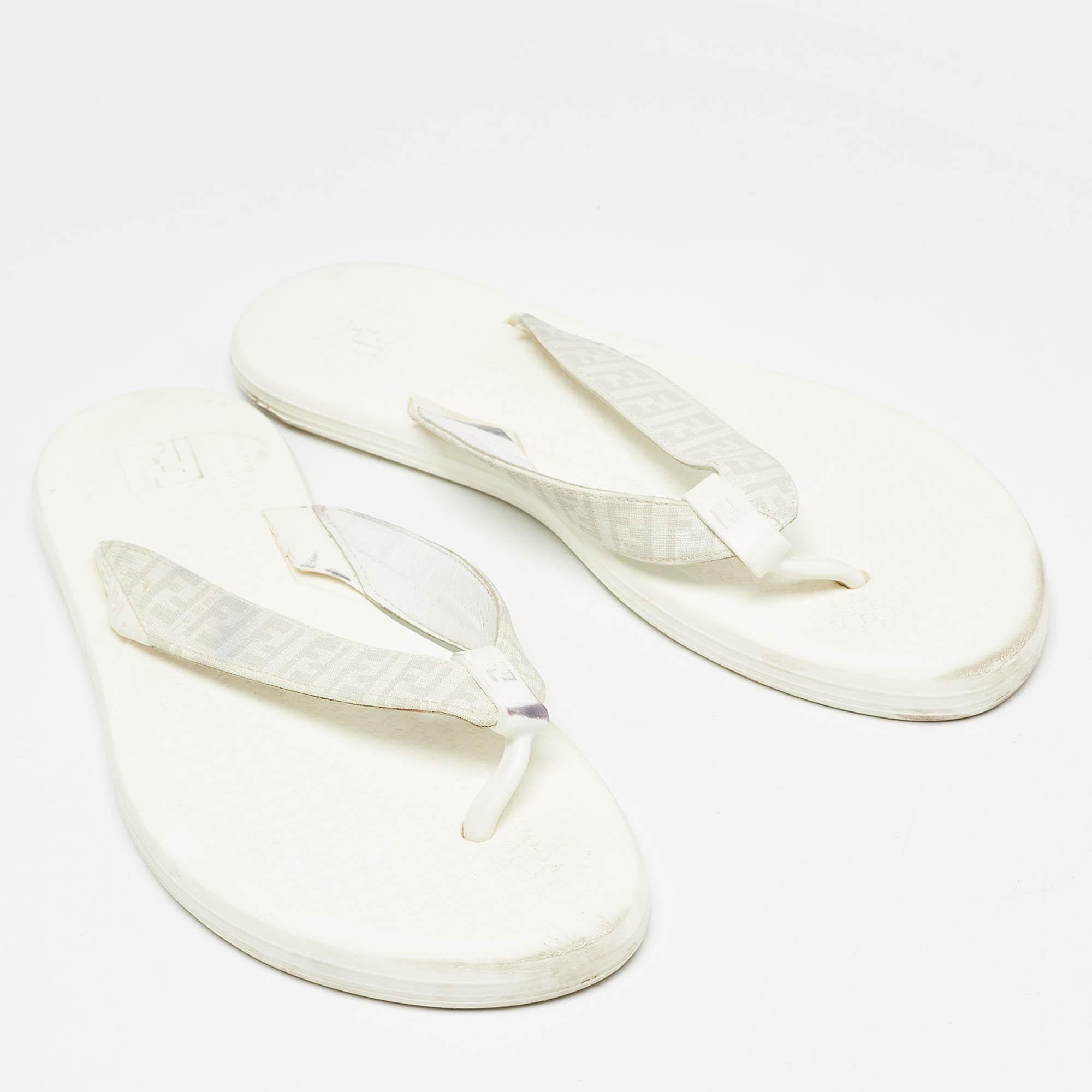 Sandales Thong blanches en toile enduite Zucca Fendi, taille  45 État moyen - En vente à Dubai, Al Qouz 2
