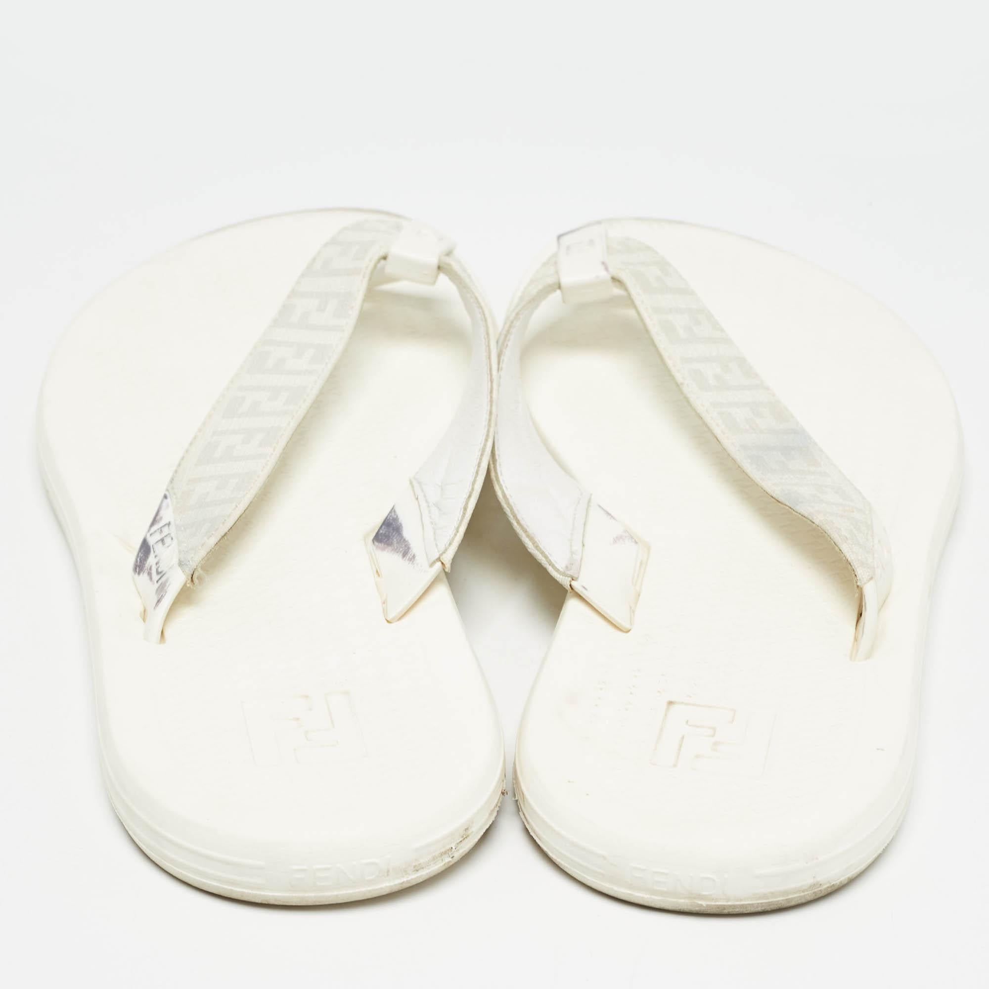 Sandales Thong blanches en toile enduite Zucca Fendi, taille  45 Pour hommes en vente
