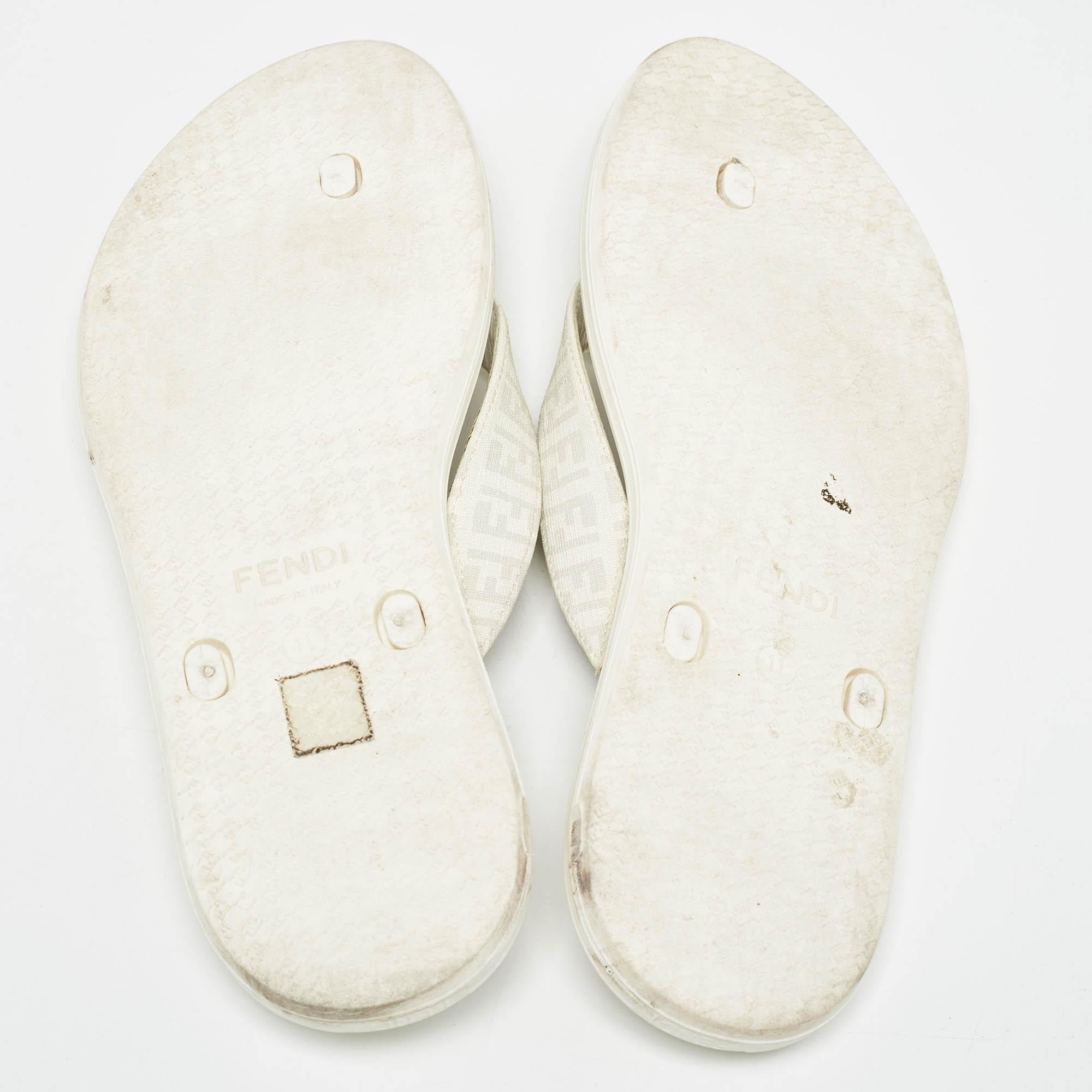 Sandales Thong blanches en toile enduite Zucca Fendi, taille  45 en vente 1