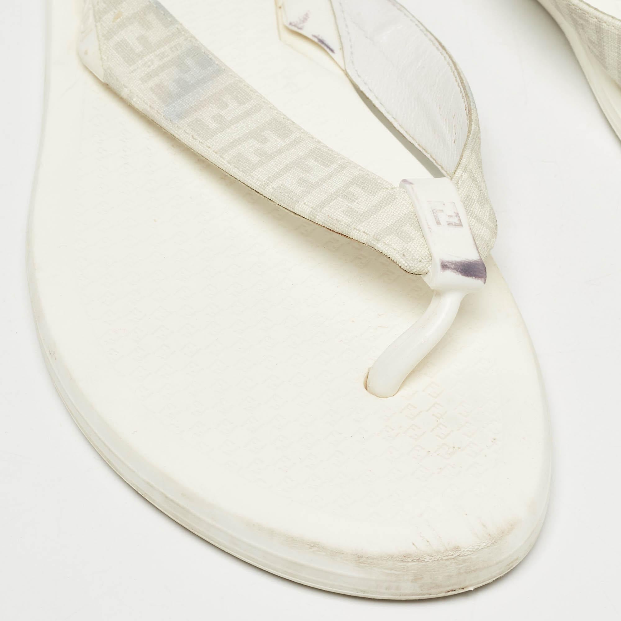 Sandales Thong blanches en toile enduite Zucca Fendi, taille  45 en vente 2