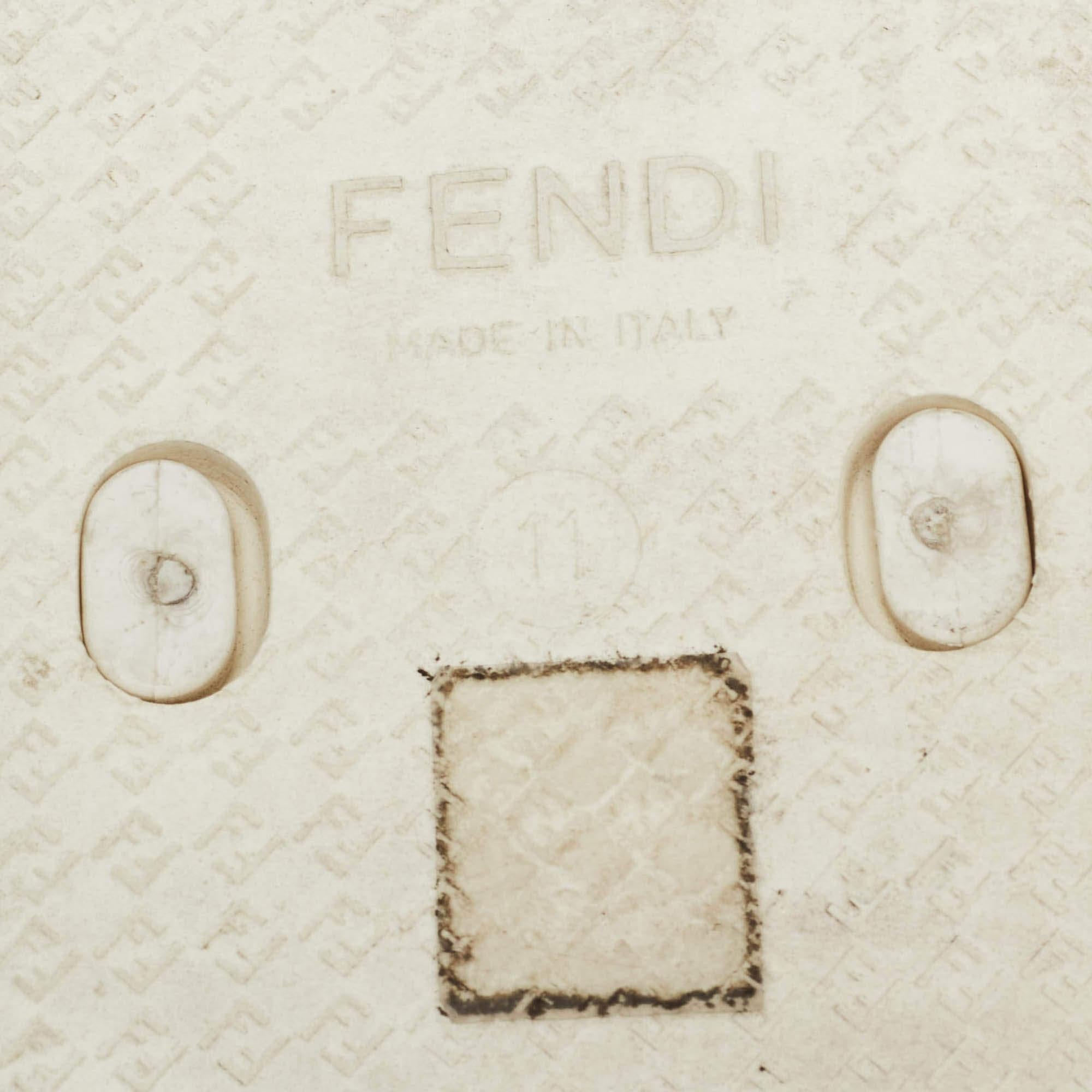 Sandales Thong blanches en toile enduite Zucca Fendi, taille  45 en vente 3
