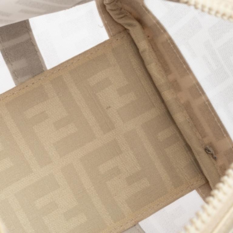 Questa elegante borsa Bauletto Boston di Fendi è realizzata in rete Zucca ed è perfetta per l'uso quotidiano. Questa bellissima borsa presenta dettagli come finiture in tela rivestita, doppio manico superiore e un lucchetto. La chiusura superiore