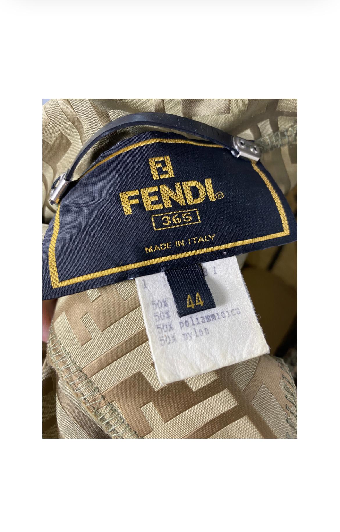 Fendi windcoat totally logoed gold color, with removable hood, there are 2 pockets on the front, all buttons are logoed in silver, size 44Italian, measures: shoulder 48cm length 80cm sleeve 62cm chest 54cm more than good condition