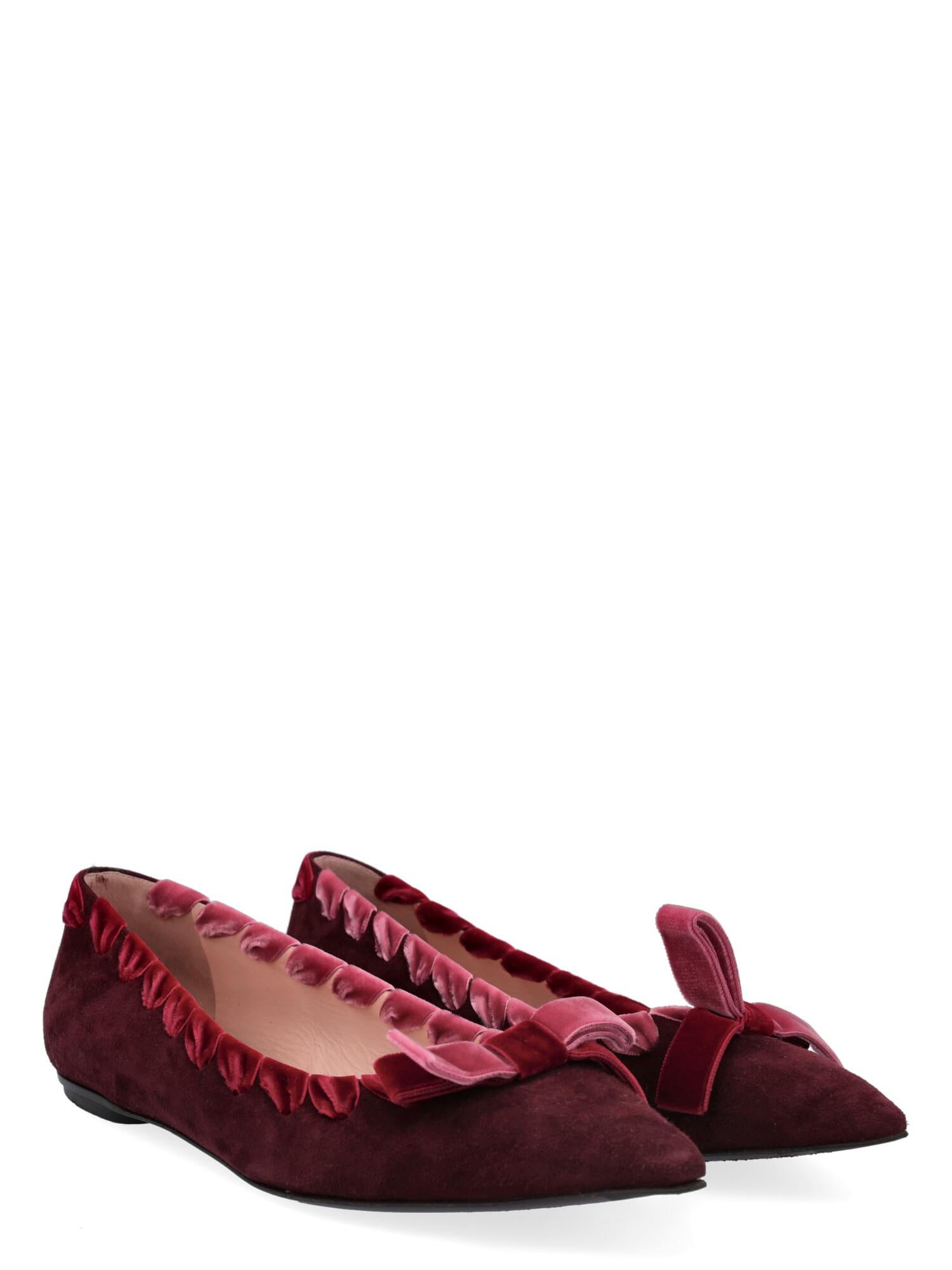 Product Description: Ballet flats, leather, solid color, suede, no fastening, pointed toe, branded insole, velvet trim.

Includes:
-Dust bag

Product Condition: Very Good
Sole: visible signs of use. Upper: negligible abrasions, negligible