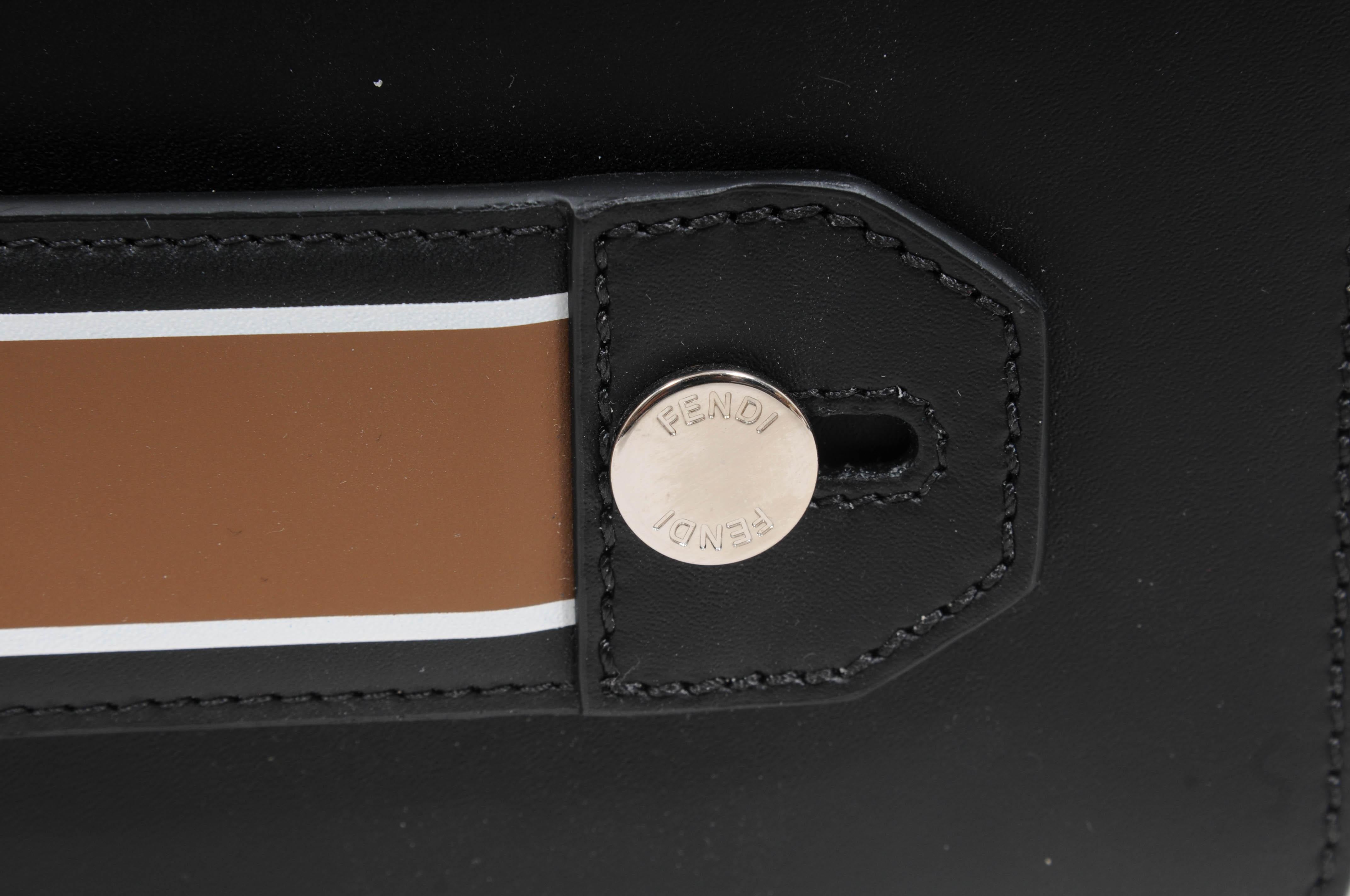 - Cinturino a righe FF

- Interno multitasche

- La tasca esterna sotto il logo FF per la mano (in questo modo non dovrai tenere in mano l'intera borsa durante il trasporto). 

- Leggero ed estremamente versatile 

- Chiusura a zip



Condizioni: