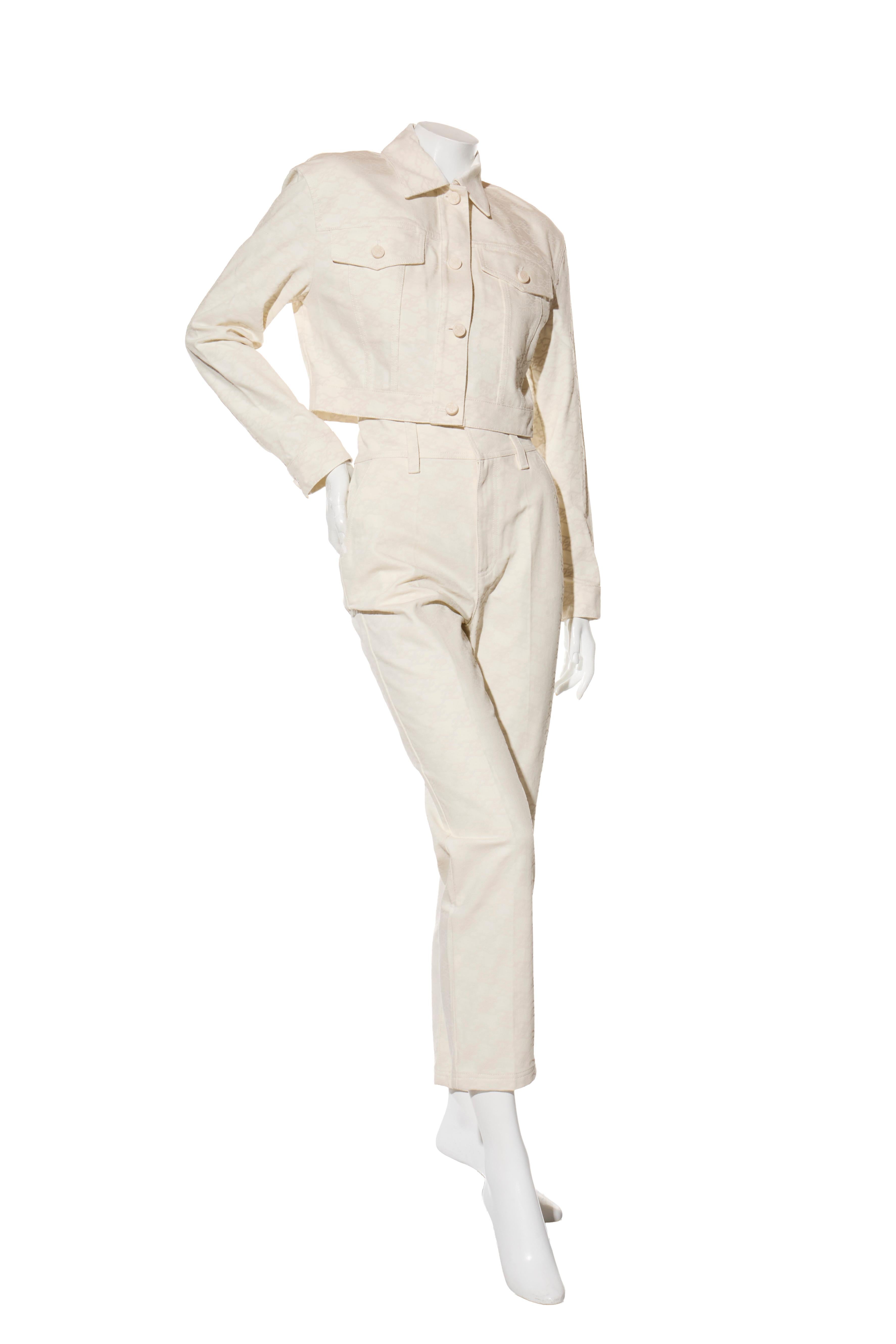 Set giacca e pantaloni in denim Fendi FF avorio IT 40 / US 4 - Made in Italy

Descrizione:
Autentico set a due pezzi di Fendi del periodo Resort/Pre-Fall 2021. Include una giacca in denim avorio e pantaloni a vita alta con gamba dritta. Entrambi i