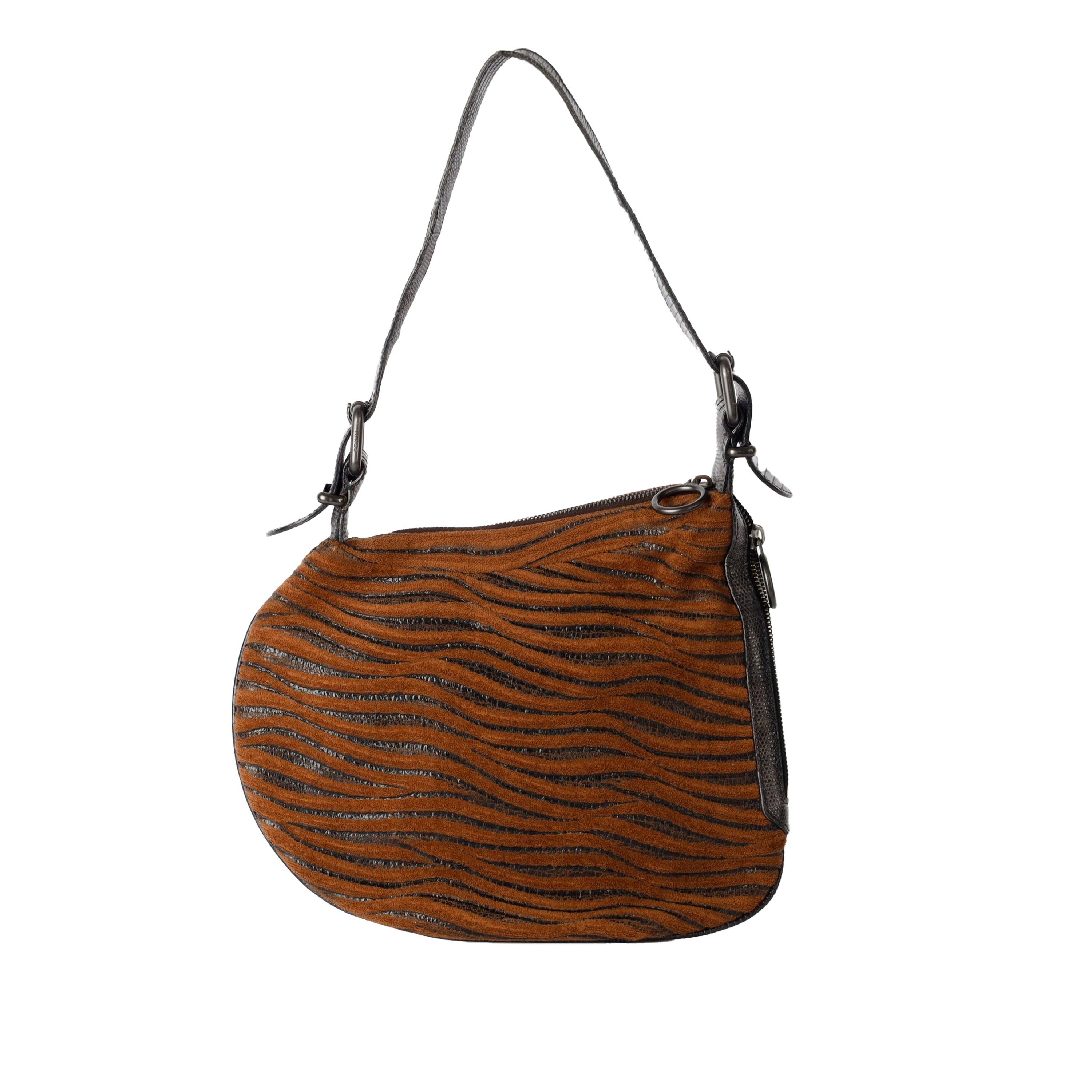 This Fendi Wood Paneled Oyster Hobo Bag offers a unique combination of wood panelling, suede fabric with animal print and lizard skin leather shoulder strap. With its top zip fastening and stitching details, this 2000s bag is both stylish and