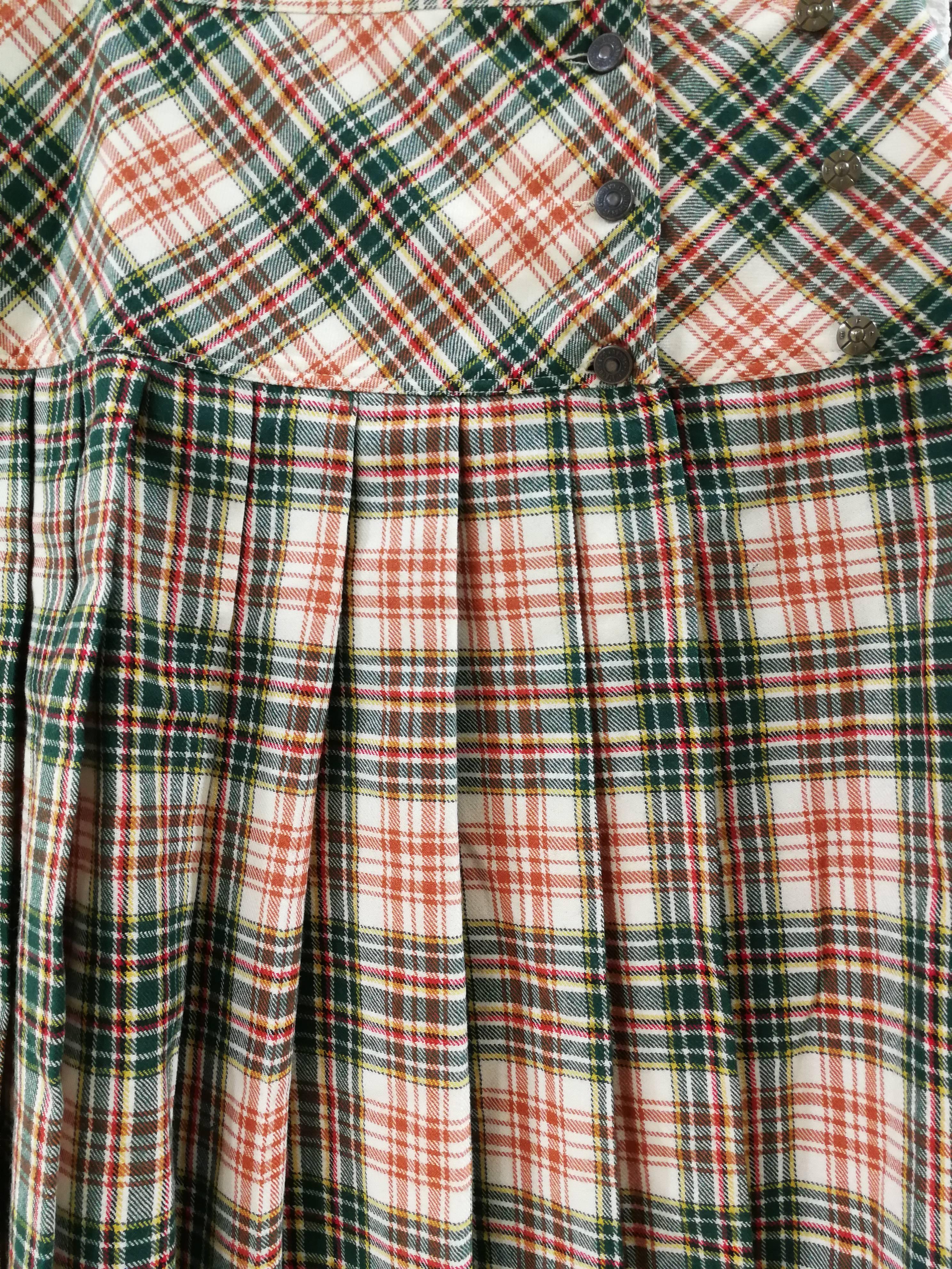 Fendi Wool Tartan Skirt

totally made in italy in size 42

Composition: Wool