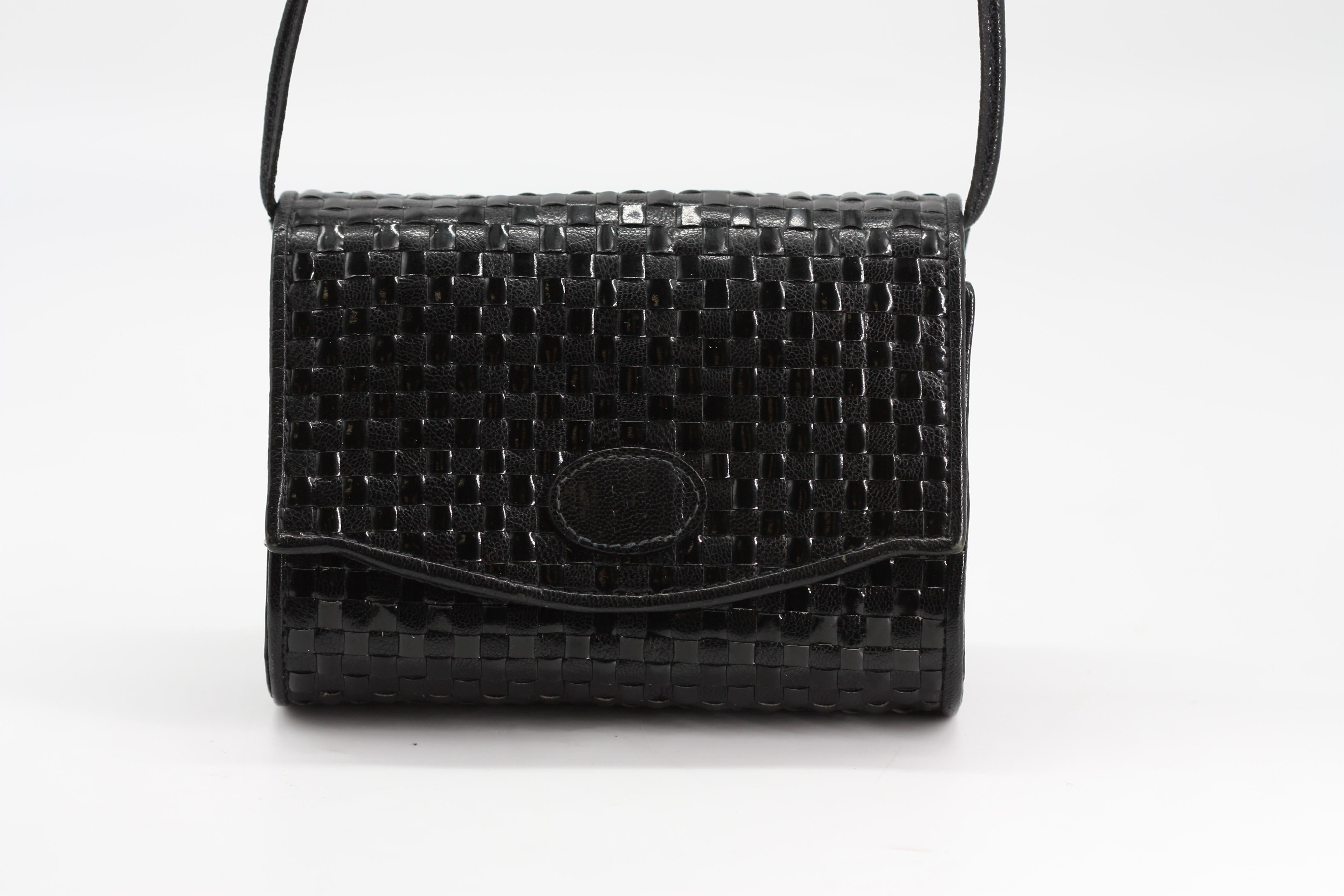 Fendi Monedero de Piel Negro Tejido

Elegante creación de Fendi, este monedero de piel negra tejida ejemplifica la dedicación de la casa a la artesanía y los detalles refinados. De forma rectangular, está diseñada con una silueta estructurada, una