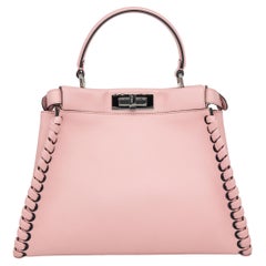 Fendi Borsa a tracolla media in pelle intrecciata rosa con cuciture a punto di vista Peekaboo