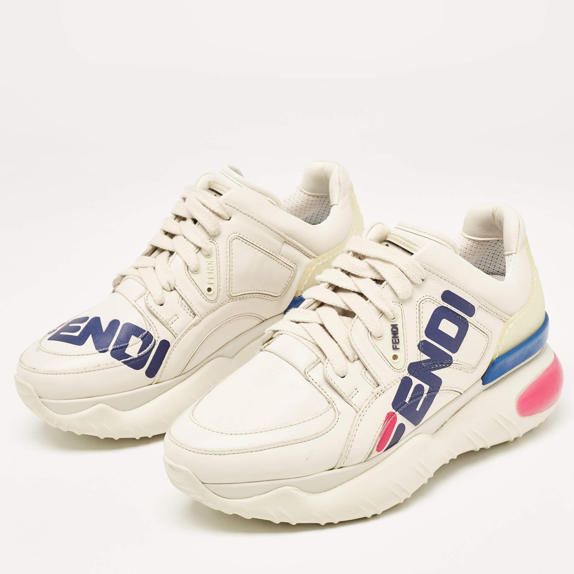 Diese Sneakers sind aus der Collaboration zwischen Fendi und Fila. Sie sind aus Leder gefertigt und verfügen über eine strapazierfähige Sohle und ein geschnürtes Oberteil. Die charakteristischen Elemente von Filas sind nahtlos in das Paar von Fendi