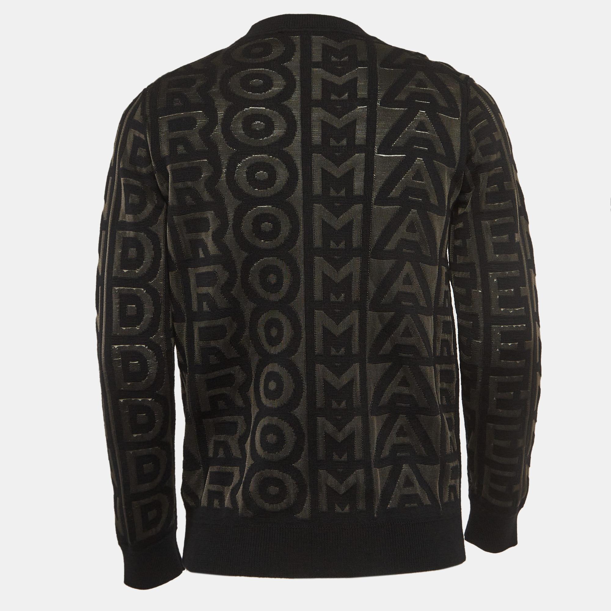 Crafted with precision and style, the Fendi X Marc Jacobs sweatshirt embodies effortless chic. Its intricate intarsia knit design seamlessly blends Fendi logo with the artistry of Marc Jacobs, creating a statement piece. The crew neck offers