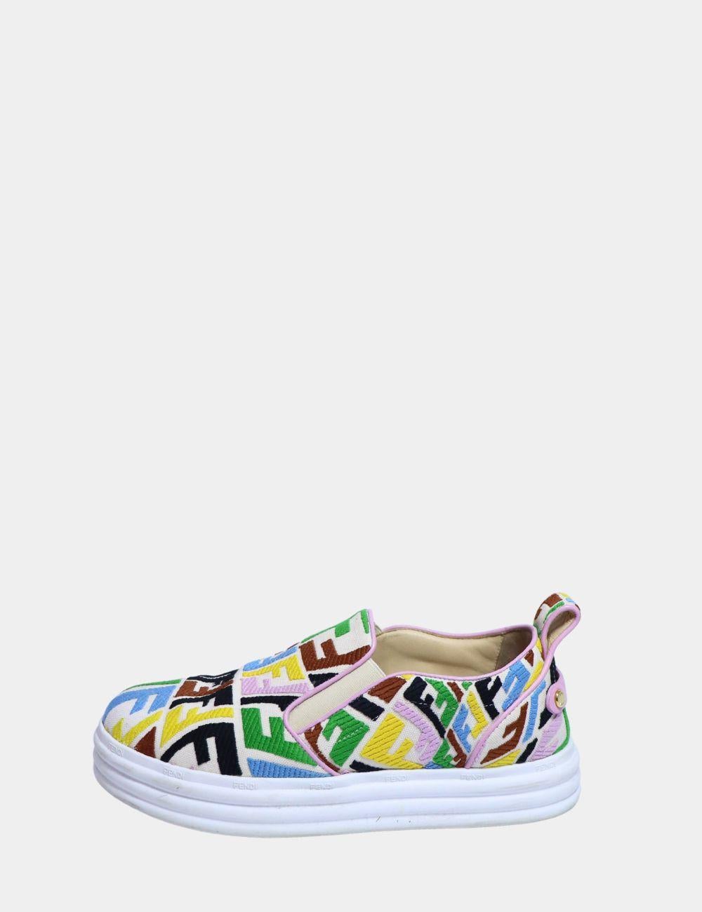 Fendi X SARA COLEMAN Lienzo FF Vértigo Bordado Zapatillas de deporte Slip On de mujer. Presenta puntera redonda, detalles de la marca 