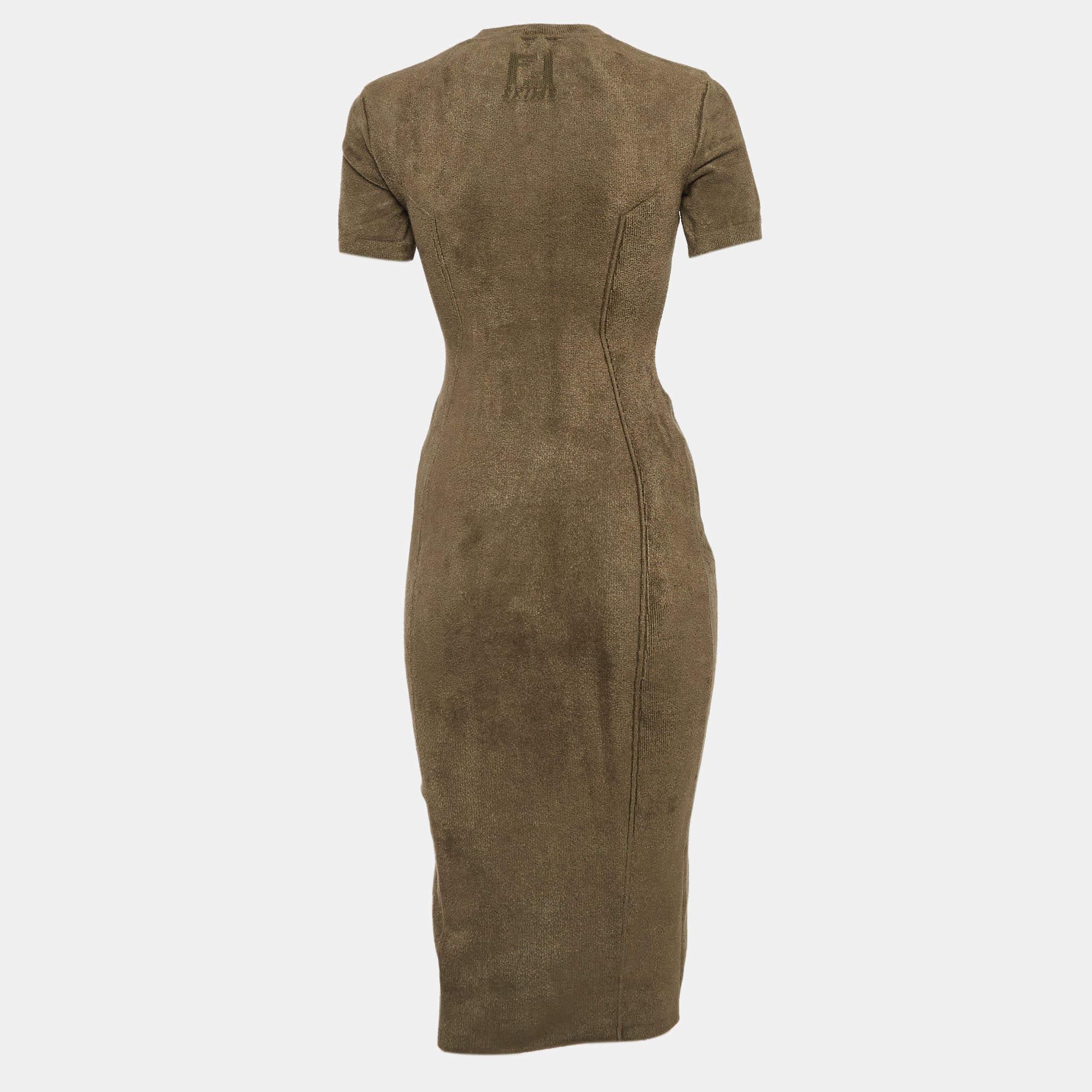 Apportez une touche de sophistication et d'élégance à votre look en portant cette robe Fendi X Skims. Une silhouette flatteuse, une teinte classieuse et des détails remarquables définissent cette robe. Portez des talons hauts.