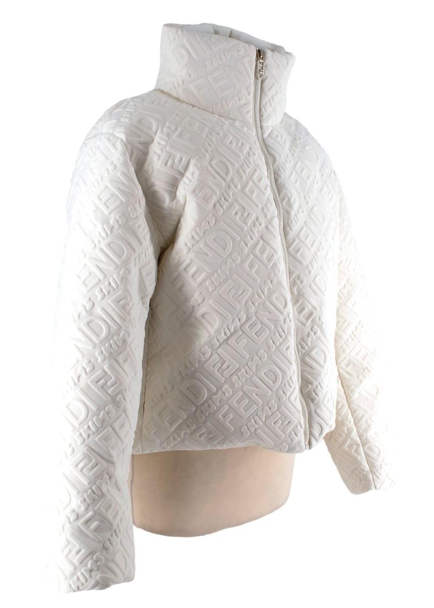 Fendi x Skims Weiße Daunen-Pufferjacke
 

 - Teil der limitierten Edition der FENDI x SKIMS Collaboration
 - Weiße Daunen-Pufferjacke
 - Vollflächige 3D-Prägung des FENDI Skims-Logos
 - Gekürzte Silhouette, Trichterhals-Reißverschluss, lange Ärmel