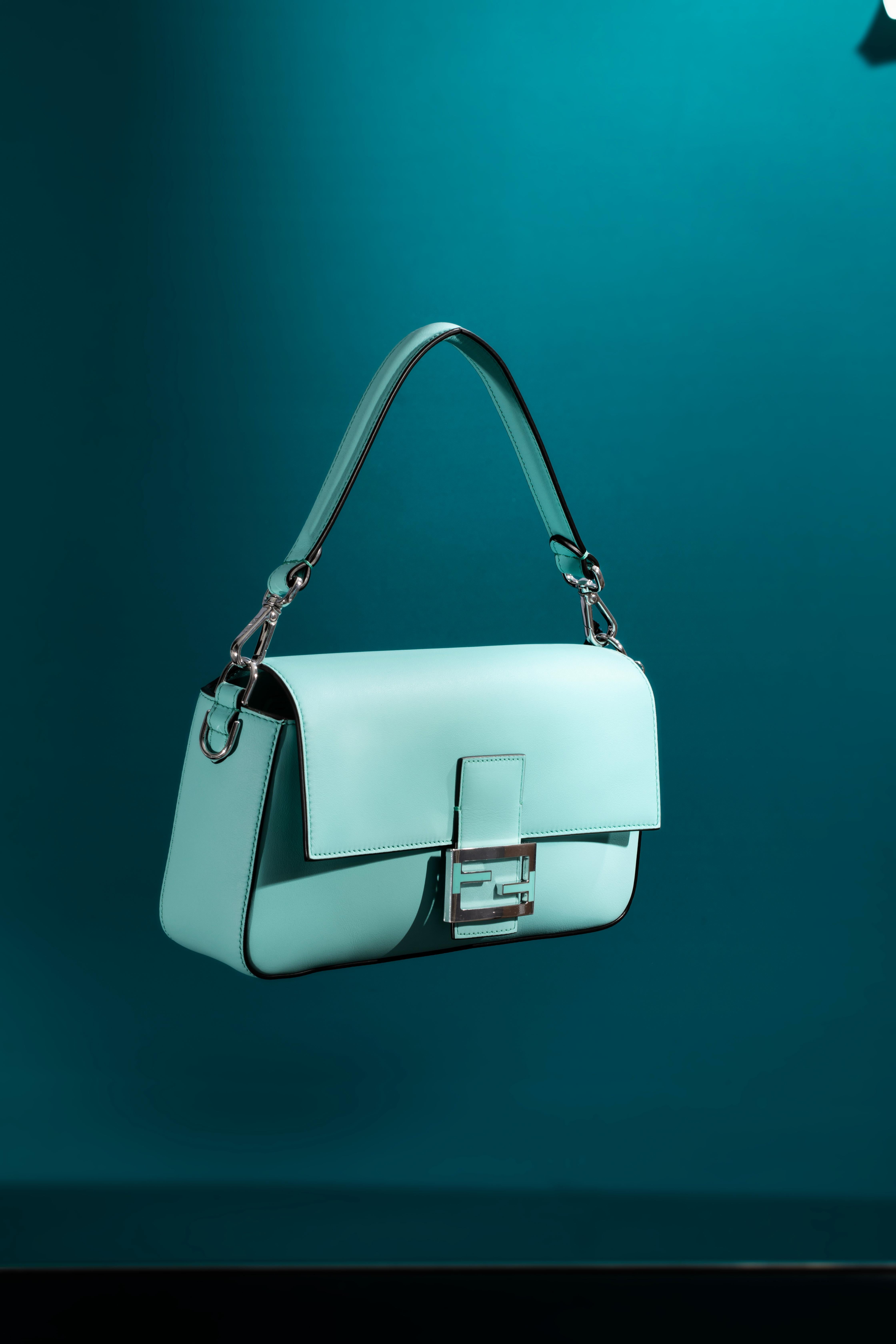 Marca: Fendi x Tiffany & Co.
Producto: Baguette mediana 
Tamaño: L 27 X A 15 X P 6 Cm
Color: Azul Tiffany
Material: 100% Piel
Herrajes: Plata de ley 925

Longitud de la correa (mín.) 90 Cm
Longitud de la correa (máx.) 90 Cm
Caída de la correa del