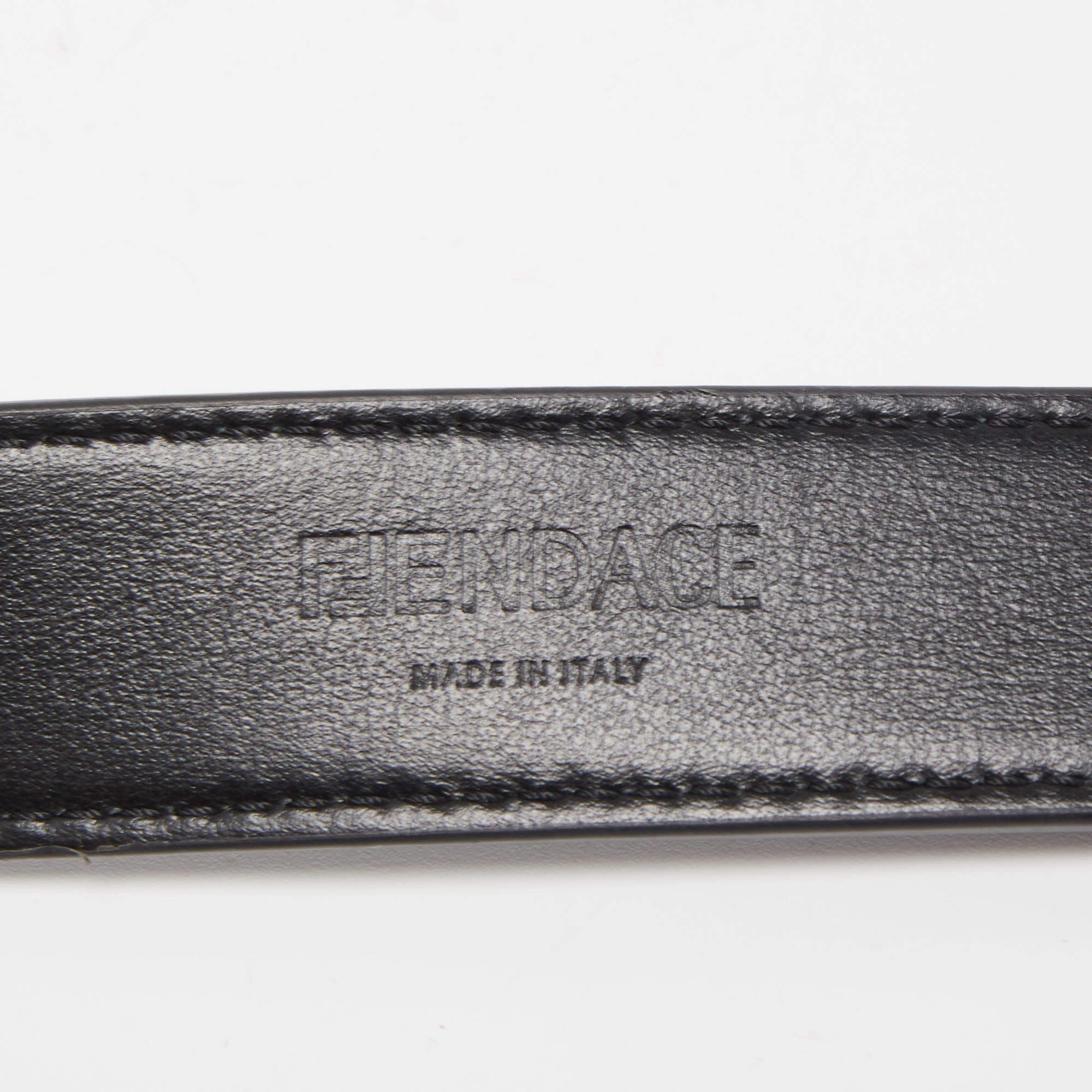 La cintura Fendi x Versace è un accessorio di lusso che unisce gli stili iconici di entrambi i marchi. Realizzato in pelle nera di prima qualità, presenta una fibbia importante ornata dal logo FENDACE, che crea un pezzo forte ed elegante.

