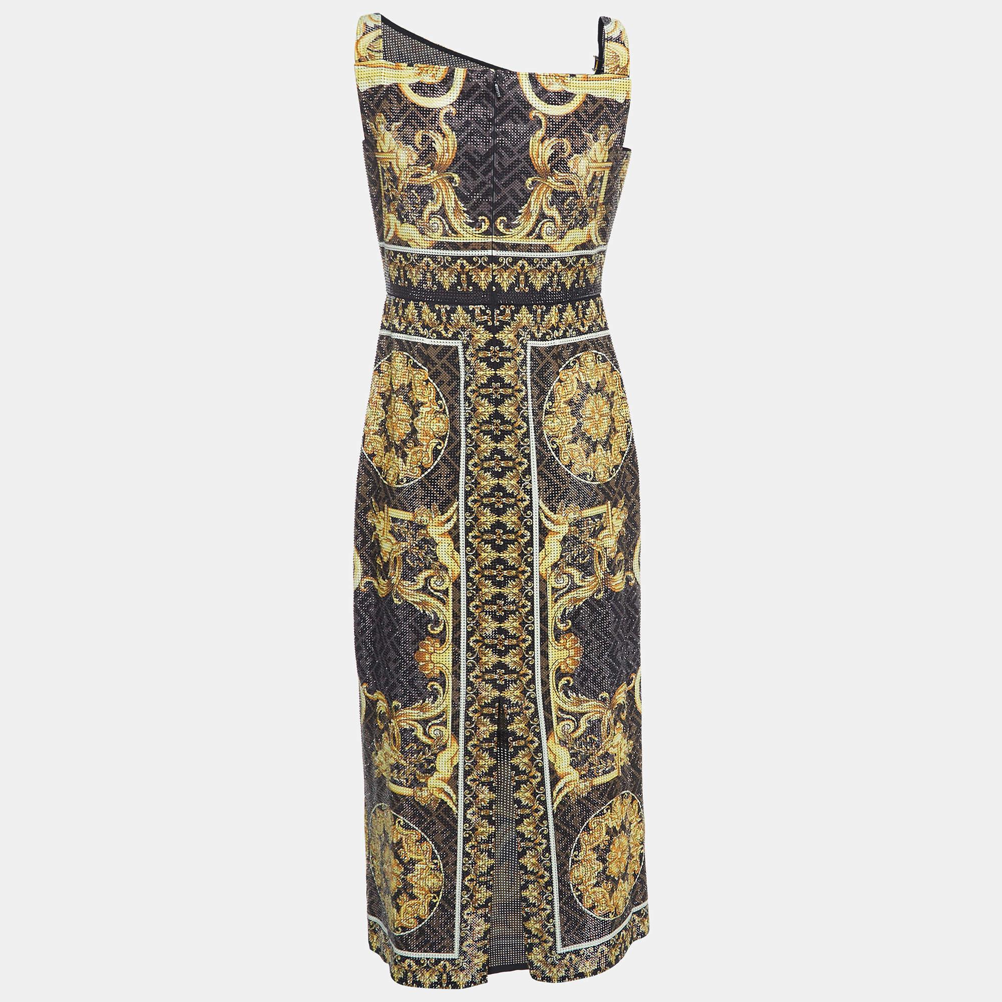 D'une élégance intemporelle, cette robe issue de la Collaboration Fendi X Versace se distingue par la qualité de ses matières et la finesse de sa confection. Il présente une Zucca avec des détails baroques sur toute sa surface et des cristaux pour