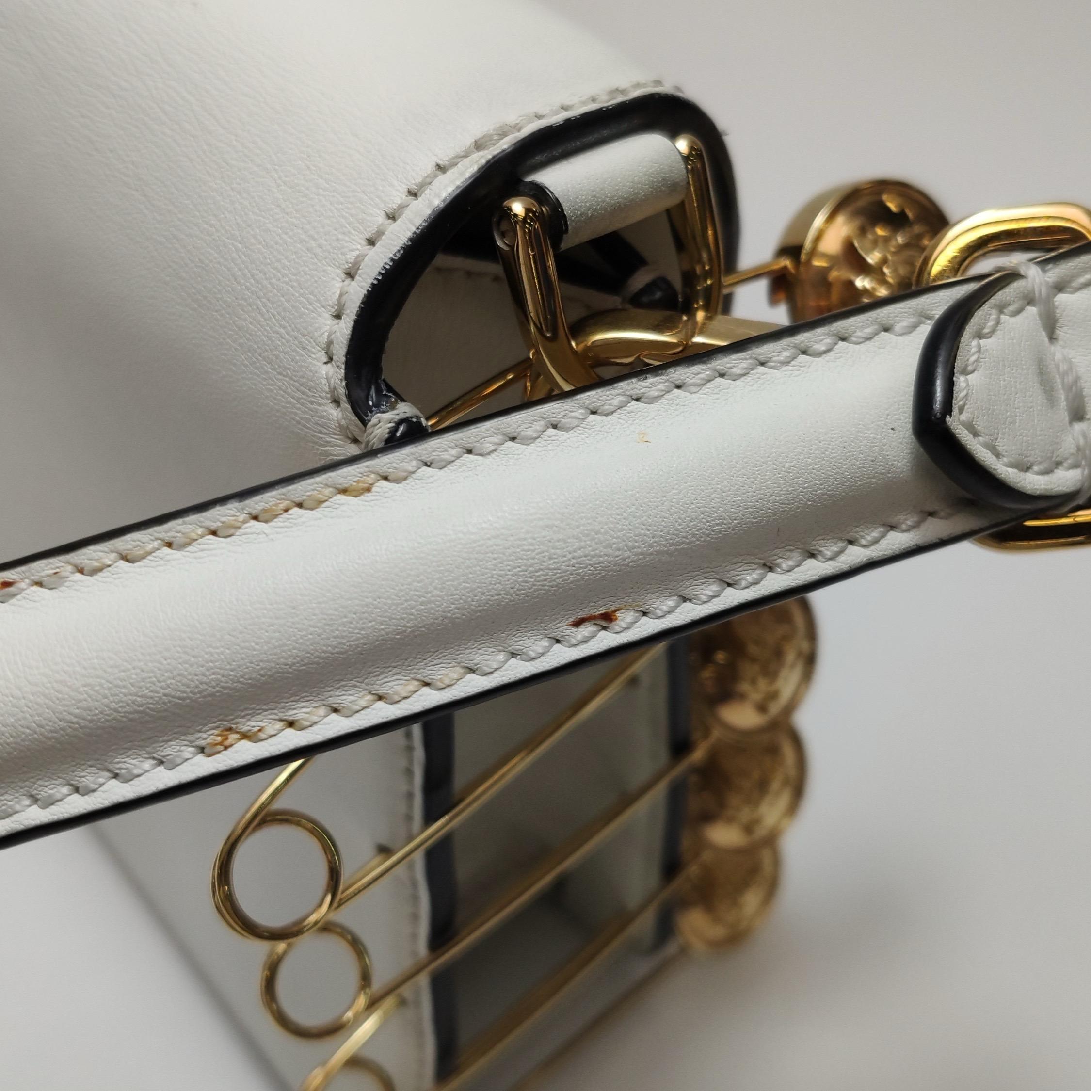 Fendi x Versace Fendace Baguette Weißes Leder Versace Gold Pins Crossbody Bag M im Angebot 5