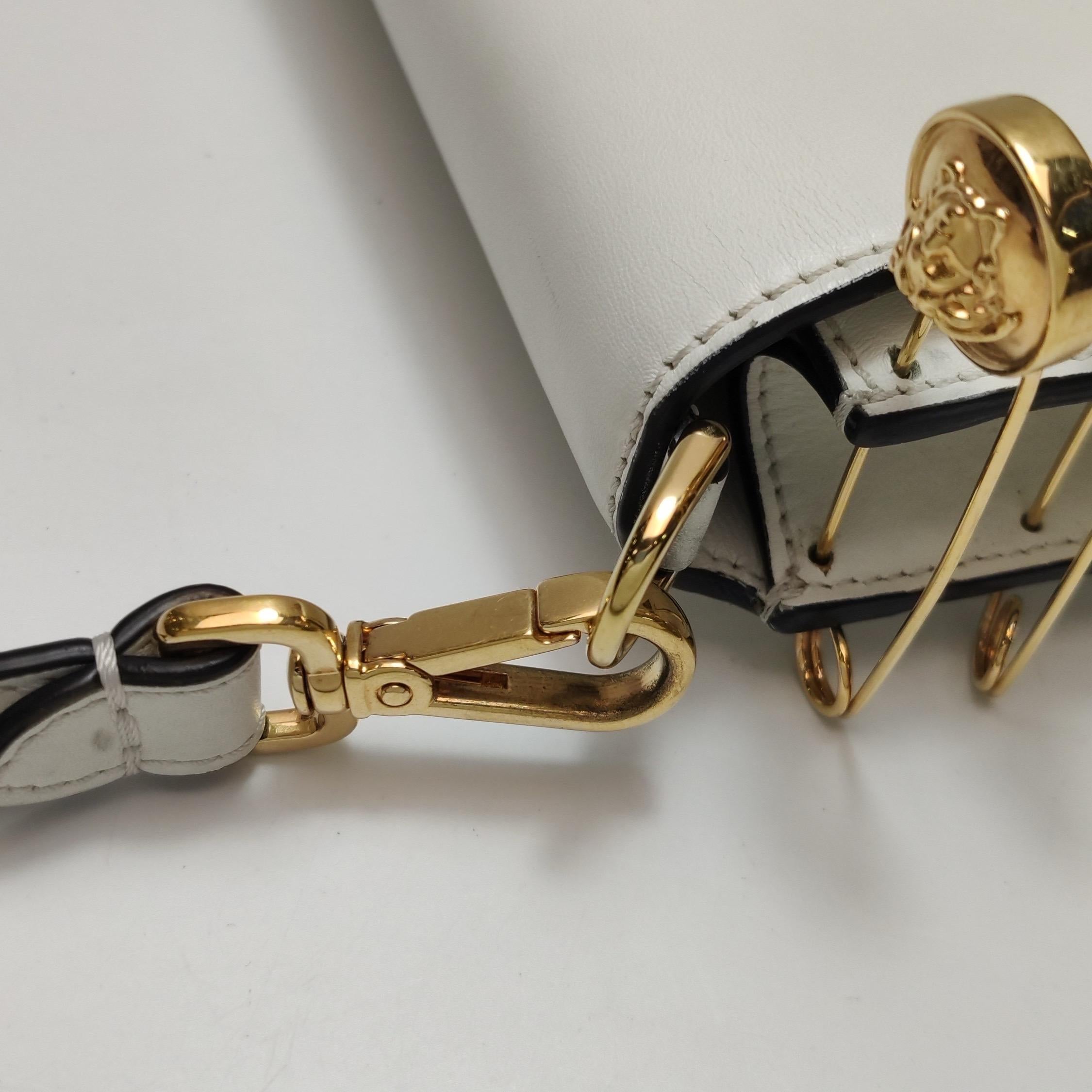 Fendi x Versace Fendace Baguette Weißes Leder Versace Gold Pins Crossbody Bag M im Angebot 7