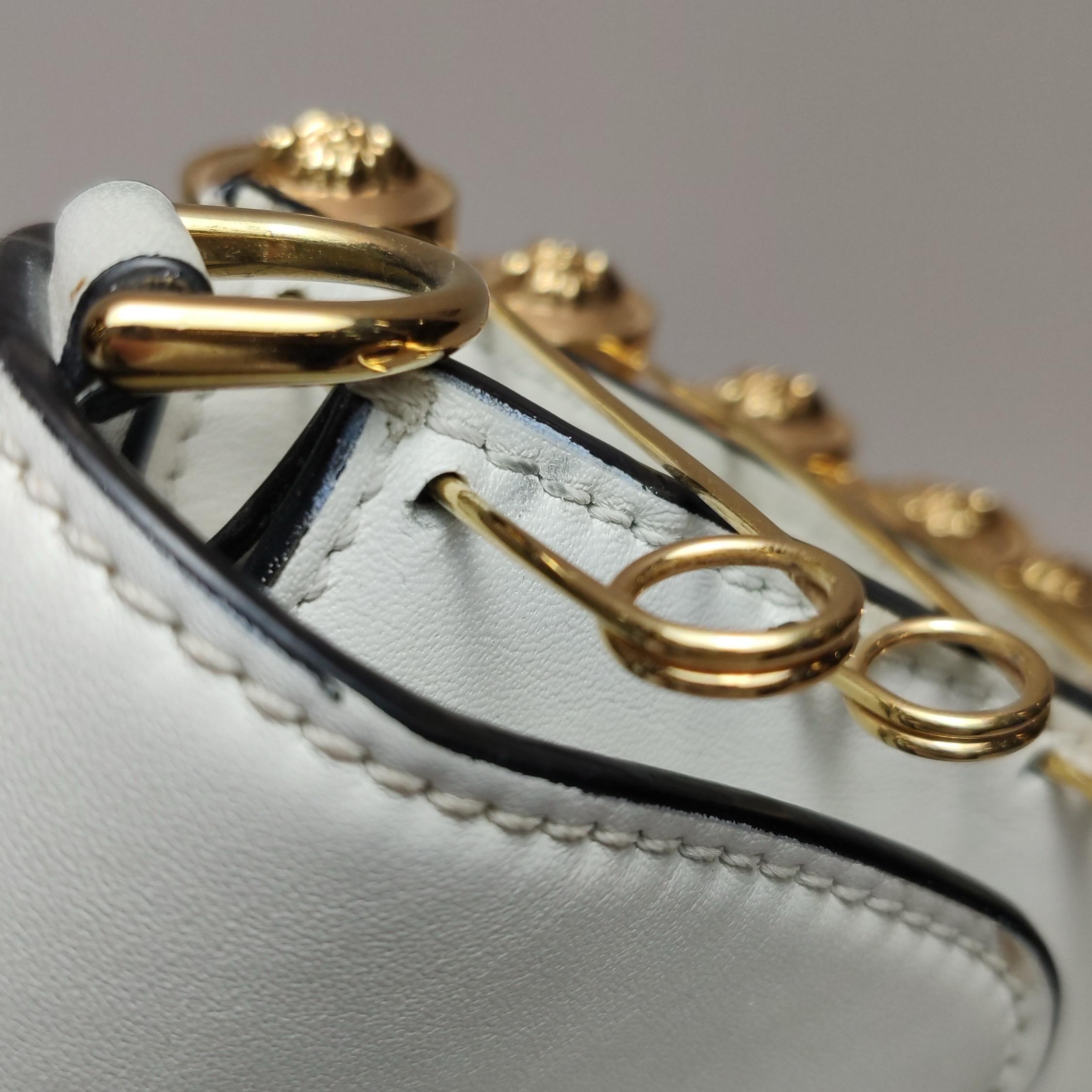 Fendi x Versace Fendace Baguette Weißes Leder Versace Gold Pins Crossbody Bag M im Angebot 9