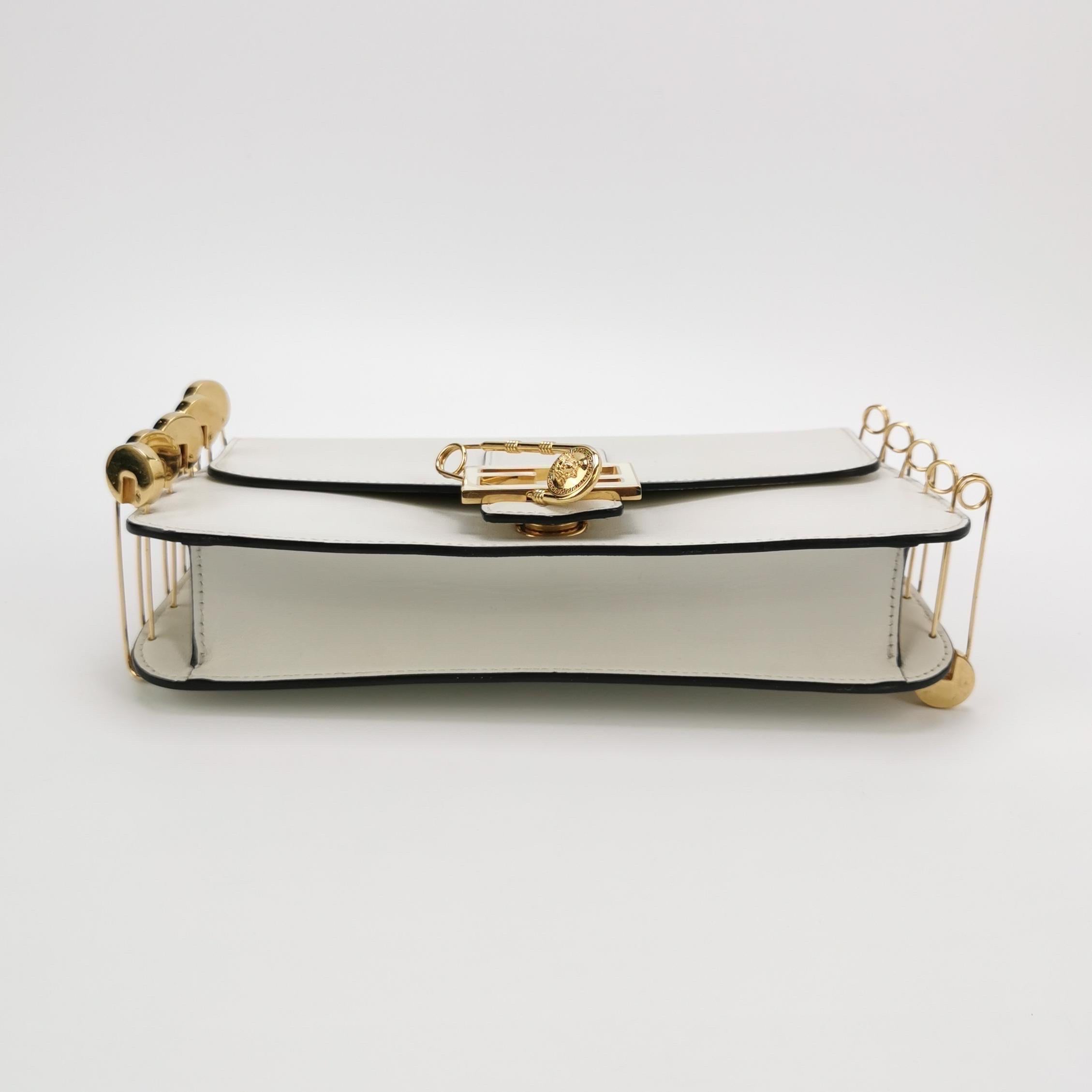 Fendi x Versace Fendace Baguette Weißes Leder Versace Gold Pins Crossbody Bag M im Angebot 13