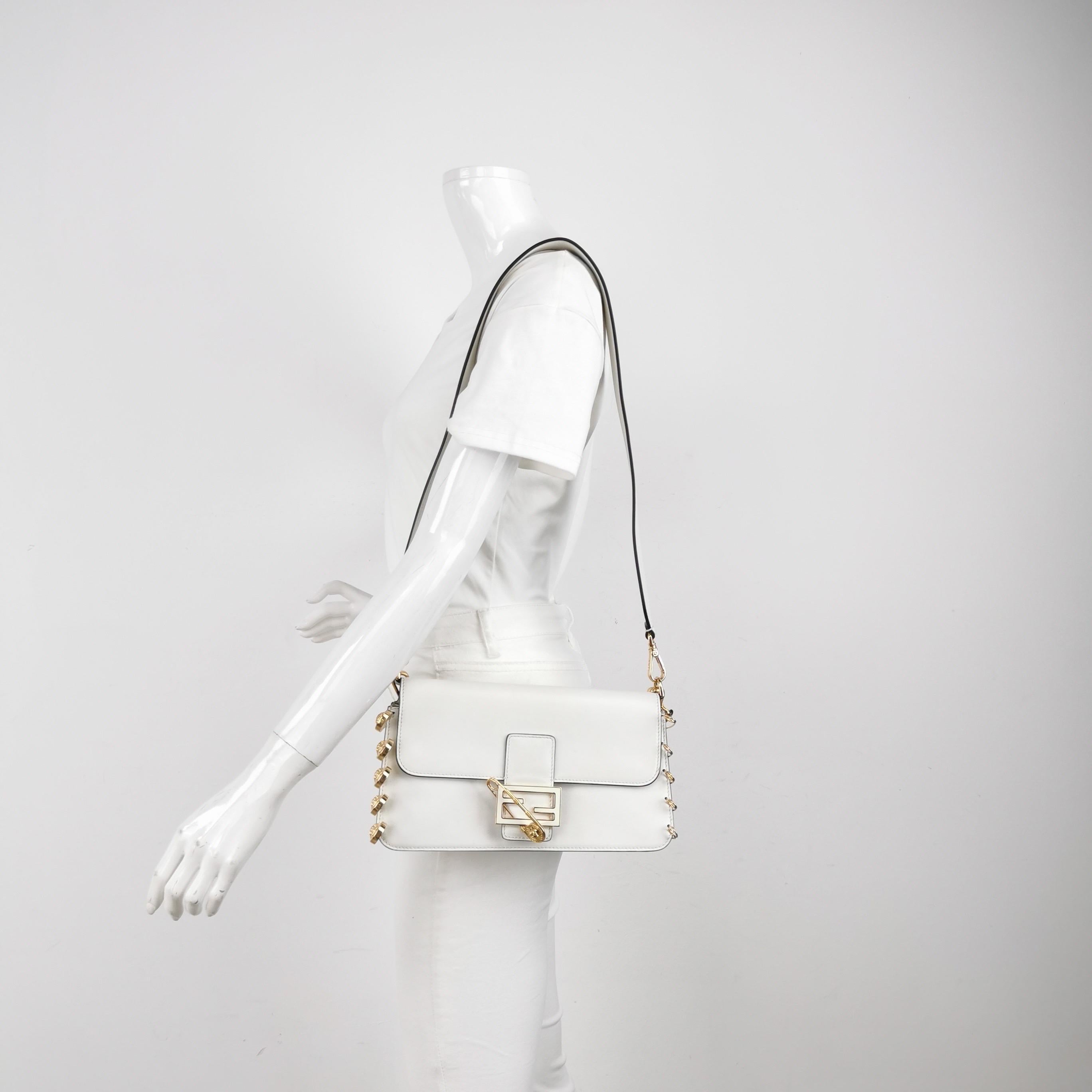 In dieser einzigartigen Collaboration zwischen Fendi und Versace verschmelzen zwei legendäre Stile zu einem einzigen Stück. Die Baguette von Fendi, die mit goldenen Broschen von Versace verziert ist, ist ein Muss für jeden Sammler.

ZUSTAND: