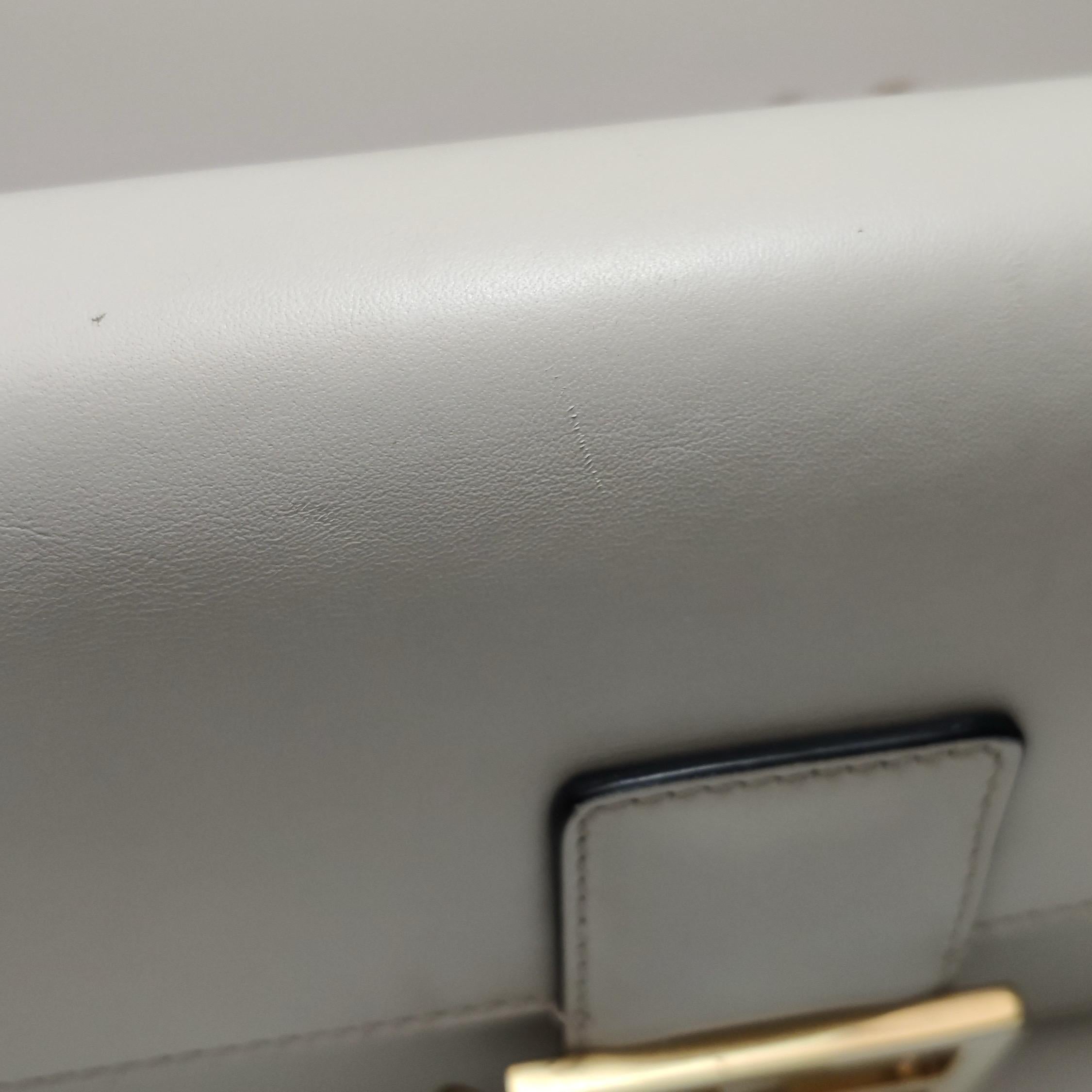 Fendi x Versace Fendace Baguette Weißes Leder Versace Gold Pins Crossbody Bag M im Angebot 1