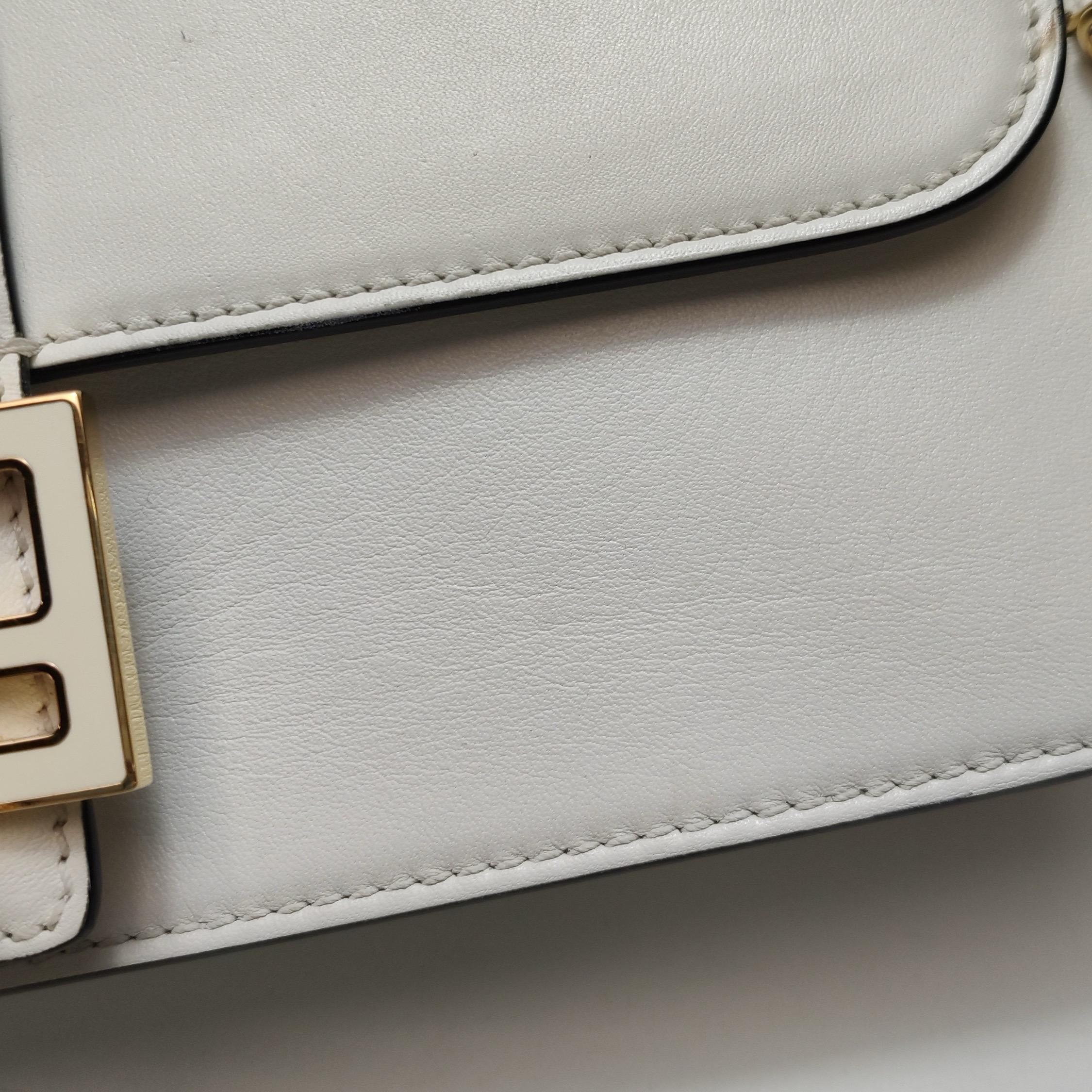 Fendi x Versace Fendace Baguette Weißes Leder Versace Gold Pins Crossbody Bag M im Angebot 4
