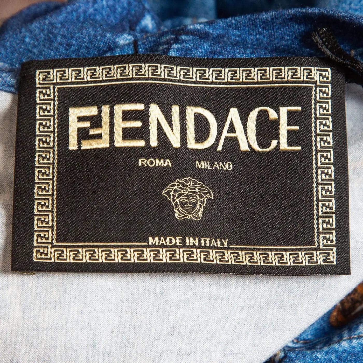 Fendi x Versace Fendace Camiseta de punto azul con estampado vaquero y logotipo adornado 38 Azul en venta