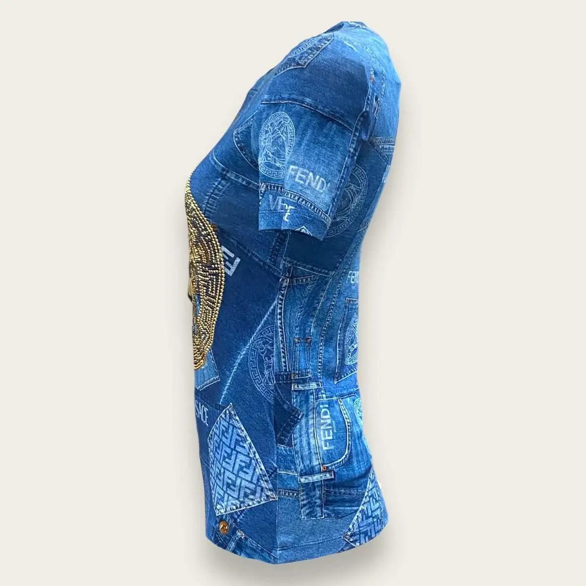 Fendi x Versace Fendace Camiseta de punto azul con estampado vaquero y logotipo adornado 38 en Nuevo estado para la venta en PUTNEY, NSW