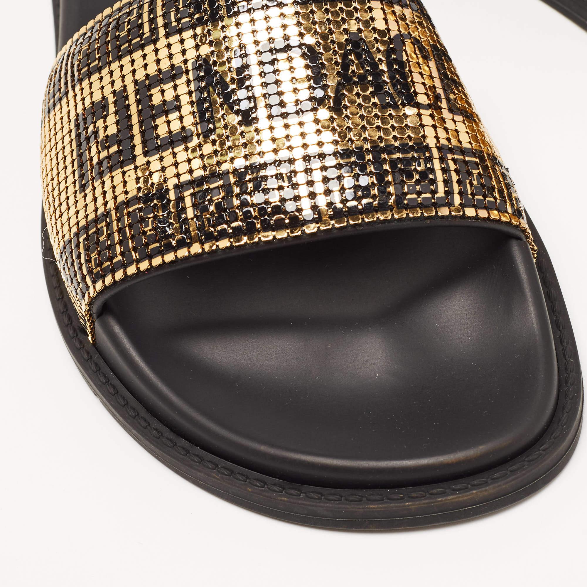 Fendi x Versace Gold/Black Metal and Rubber Flat Slides Size 36 In Excellent Condition For Sale In Dubai, Al Qouz 2