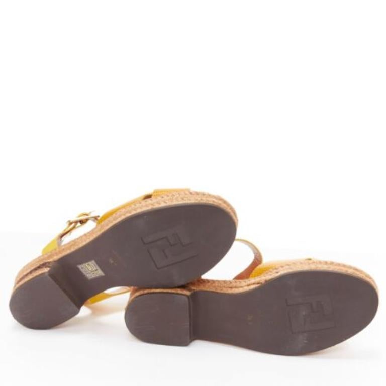 FENDI Gelbe geprägte Jutesandalen aus Leder mit Kreuzband und patentiertem Knöchelriemen EU36,5 im Angebot 6