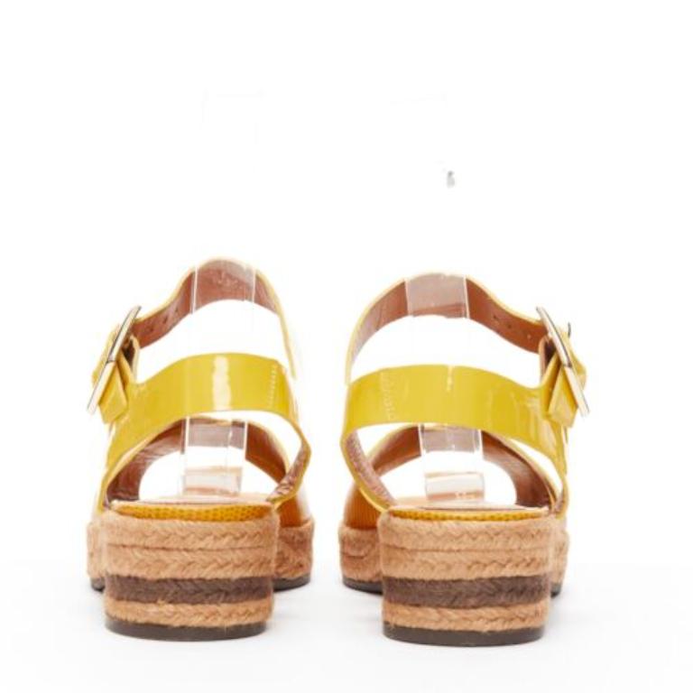 FENDI Gelbe geprägte Jutesandalen aus Leder mit Kreuzband und patentiertem Knöchelriemen EU36,5 im Angebot 1