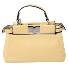Fendi Sac Crossbody Micro Peekaboo en cuir jaune