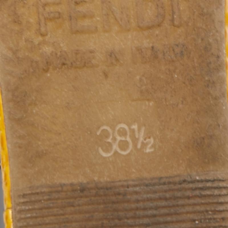 Fendi Sandalias de cuña con tiras en forma de T de cuero amarillo con relieve de lagarto talla 38.5 Negro en venta