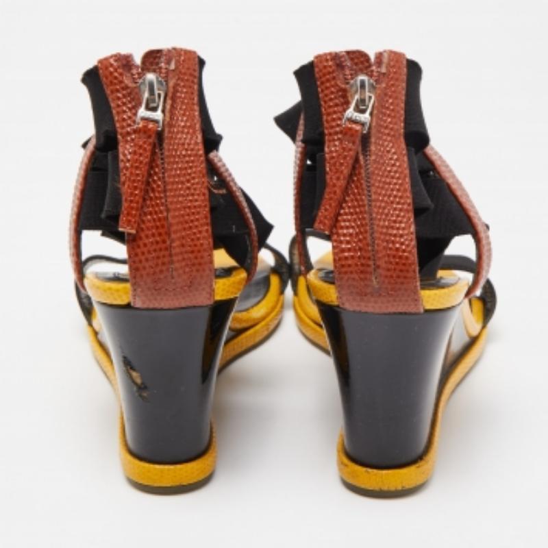 De las mujeres Fendi Sandalias de cuña con tiras en forma de T de cuero amarillo con relieve de lagarto talla 38.5 en venta